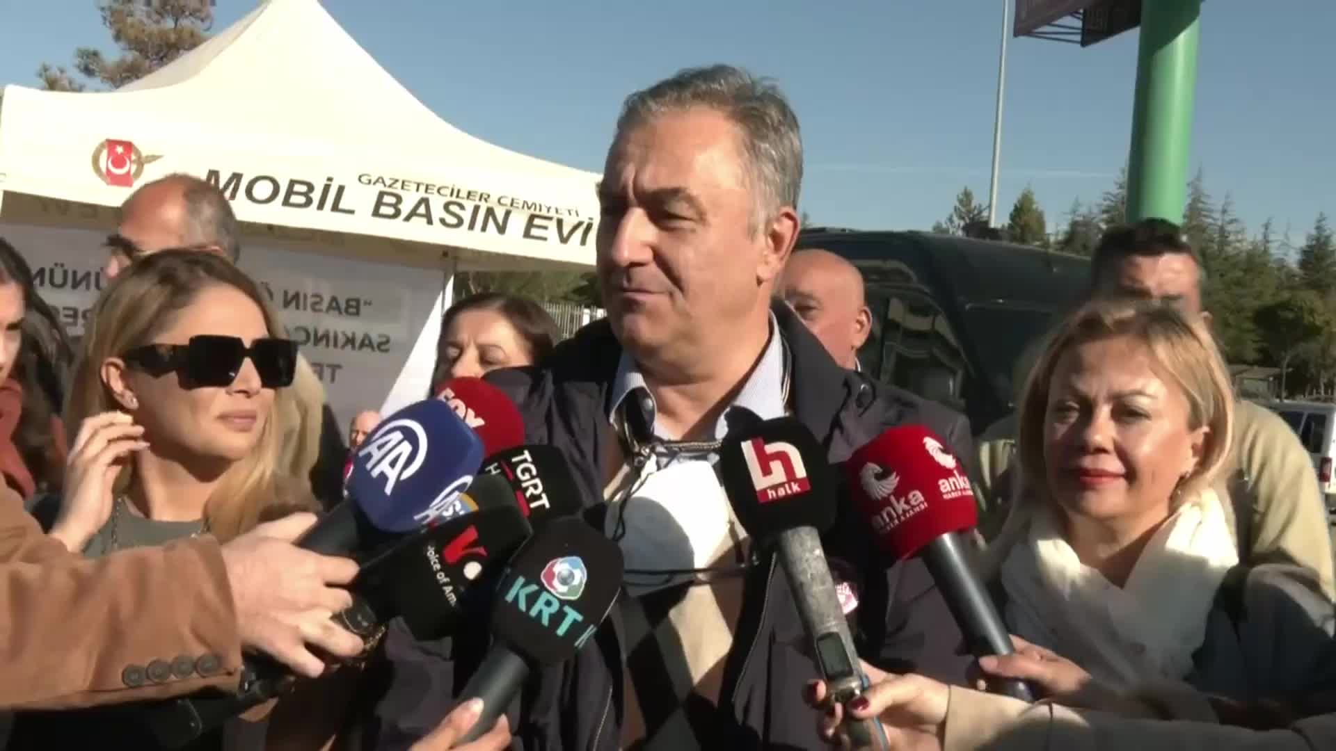 ‘SANSÜR’ YASASI’NA KARŞI BASIN NÖBETİ BAŞLADI... TOLGA ŞARDAN: "BEN, YÜCE MAHKEME’NİN SAĞ DUYULU BİR KARAR VERECEĞİNİ ÜMİT EDİYORUM. TOPLUMUN  DOĞRU BİLGİYE, DOĞRU HABERE İHTİYACI VAR"