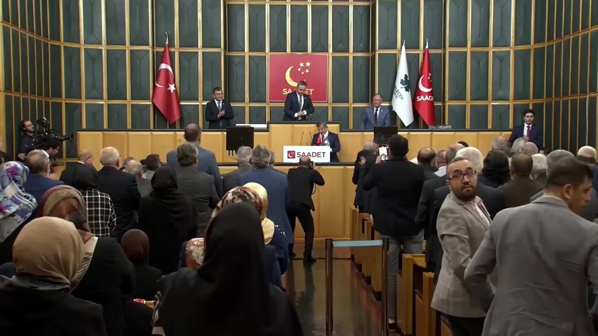 AHMET DAVUTOĞLU: “HÜKÜMETİMİZ HALKI İSRAİL’İ DESTEKLEYEN FİRMALARI BOYKOTA ÇAĞIRIYOR. ŞOVU BIRAKIN. O FİRMALARDAN BİRÇOĞU KAMU İHALELERİNE GİDİP DEVLETTEN PARA ALIYORLAR