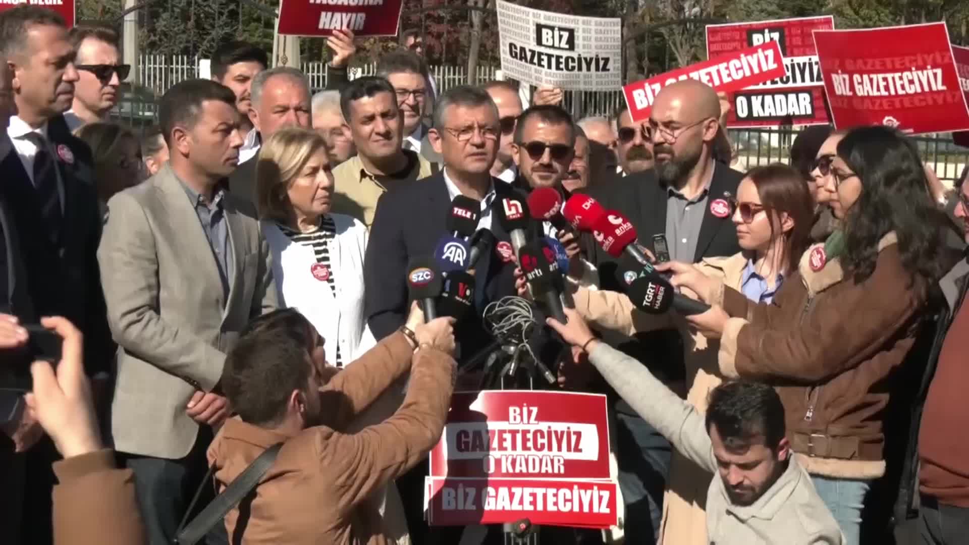 ÖZGÜR ÖZEL, 'SANSÜR' YASASININ İPTAL TALEBİNİN GÖRÜŞÜLDÜĞÜ AYM'DE... "AYM YASANIN İPTAL EDİLMESİYLE İLGİLİ BİR ADIM ATMAYACAK OLURSA, TOLGA ŞARDAN'A YAPILANLAR TÜM GAZETECİLERE YAPILACAK"