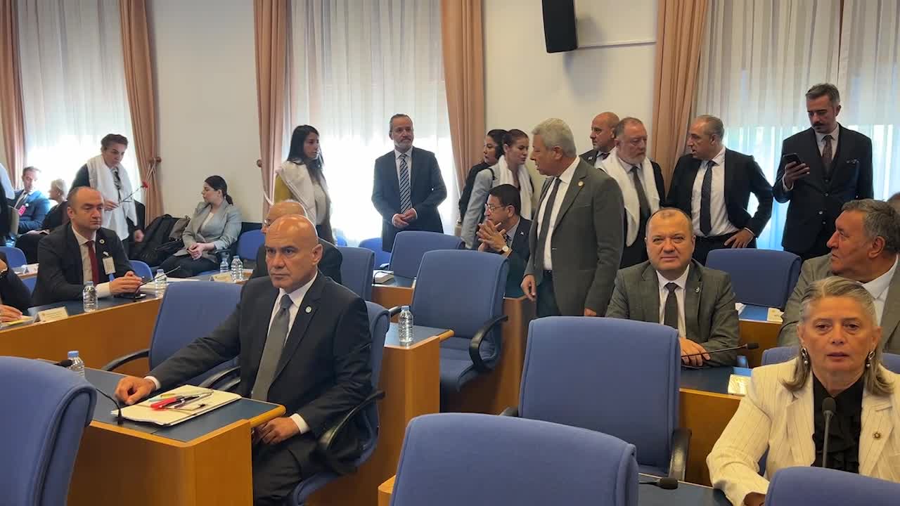 HEDEP MİLLETVEKİLLERİNDEN İÇİŞLERİ BAKANLIĞI BÜTÇESİNDE CUMARTESİ ANNELERİ İÇİN TÜLBENTLİ VE KARANFİLLİ PROTESTO