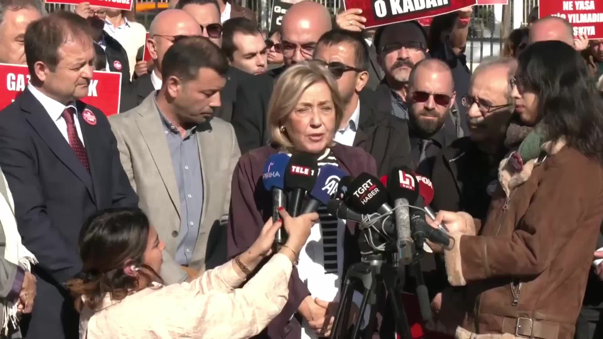 “SANSÜR” YASASI’NA KARŞI BASIN NÖBETİ BAŞLADI… DOĞAN TILIÇ: “İSTER ATEŞ ALTINDA İSTER ATEŞTEN GÖMLEKLE GAZETECİLER HER ZAMAN DÜNYANIN HER YERİNDE SÖZLERİNİ SÖYLEMENİN YOLUNU BULURLAR”