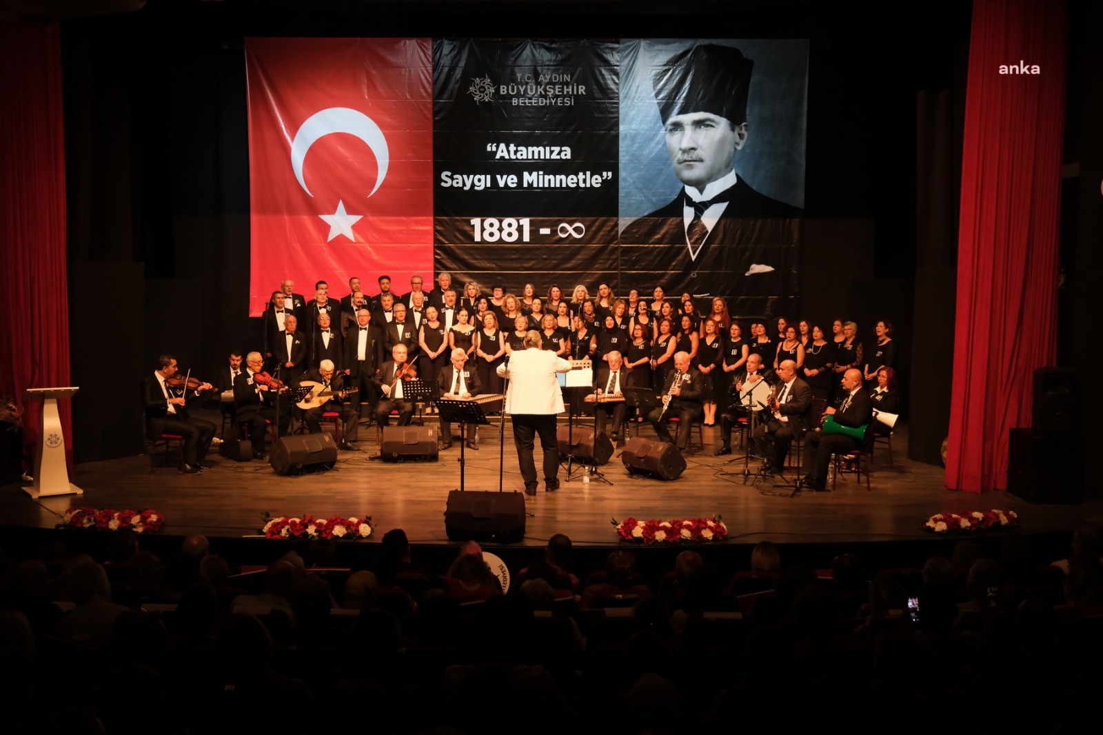 AYDINLILAR, ATATÜRK'ÜN SEVDİĞİ ŞARKILARI HEP BİRLİKTE SÖYLEDİ
