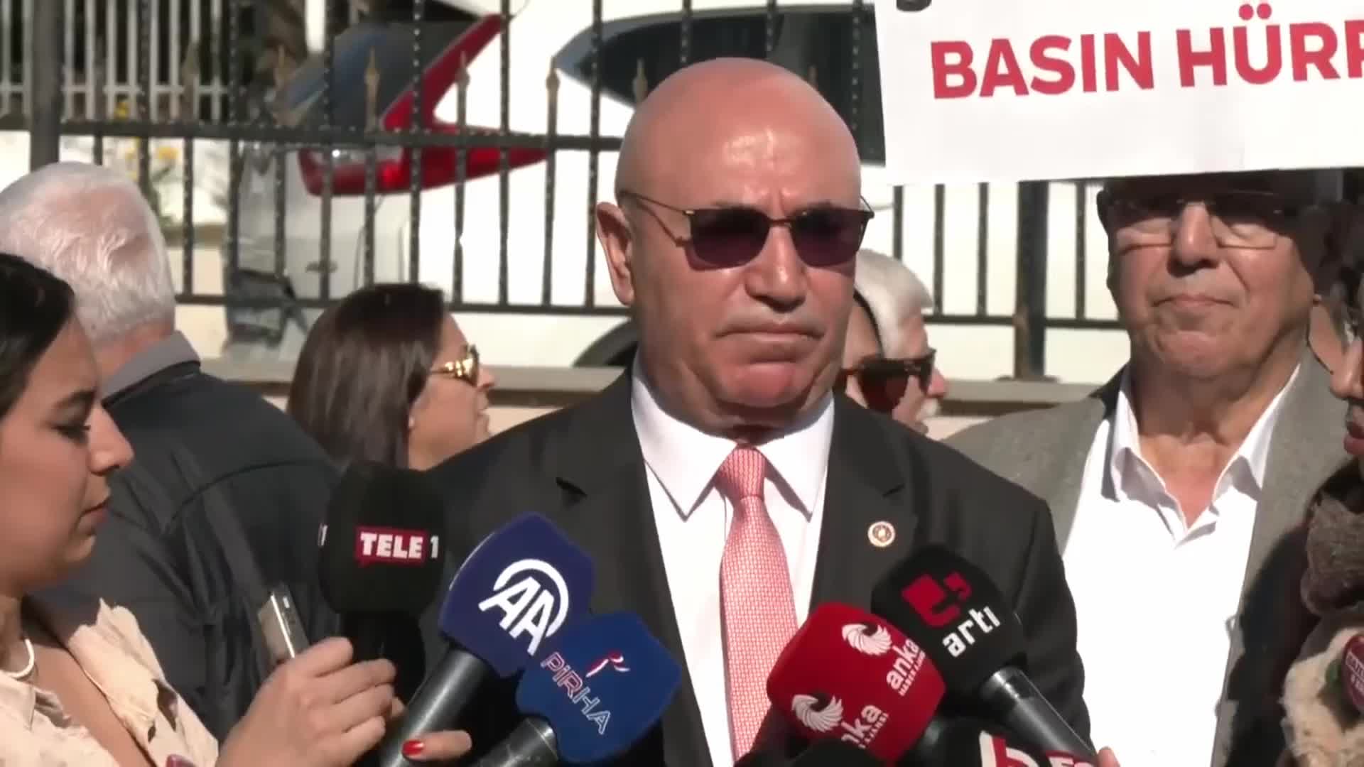 "SANSÜR" YASASI İÇİN BASIN NÖBETİ TUTULUYOR. ÇAKIRÖZER: "UMARIM AYM SİZLERİ DİNLER. BUGÜN BU MADDE İPTAL EDİLSİN VE HAKSIZLIK DAHA FAZLA SÜRMESİN”