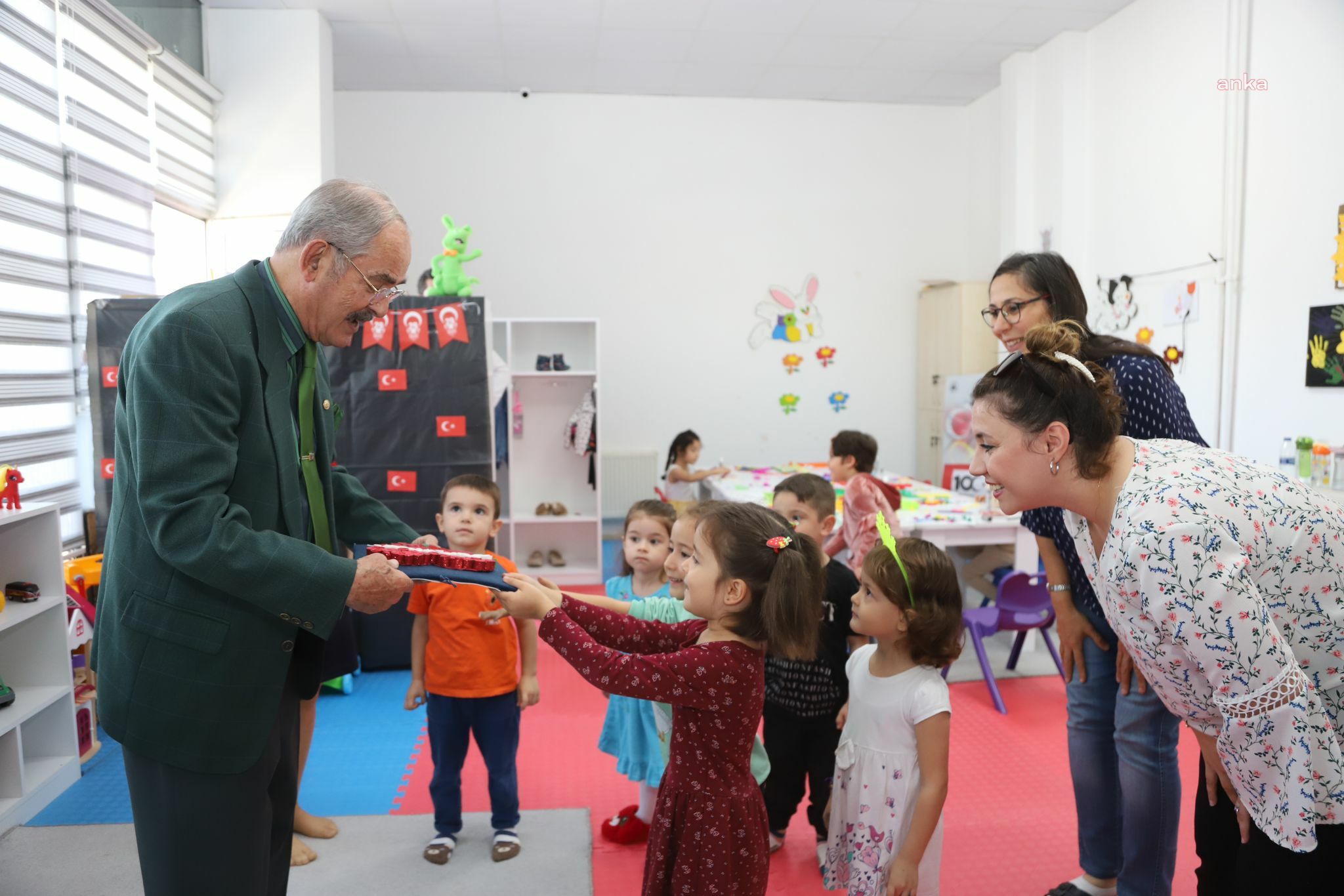 MİNİKLERDEN YILMAZ BÜYÜKERŞEN’E KALPLİ HEDİYE