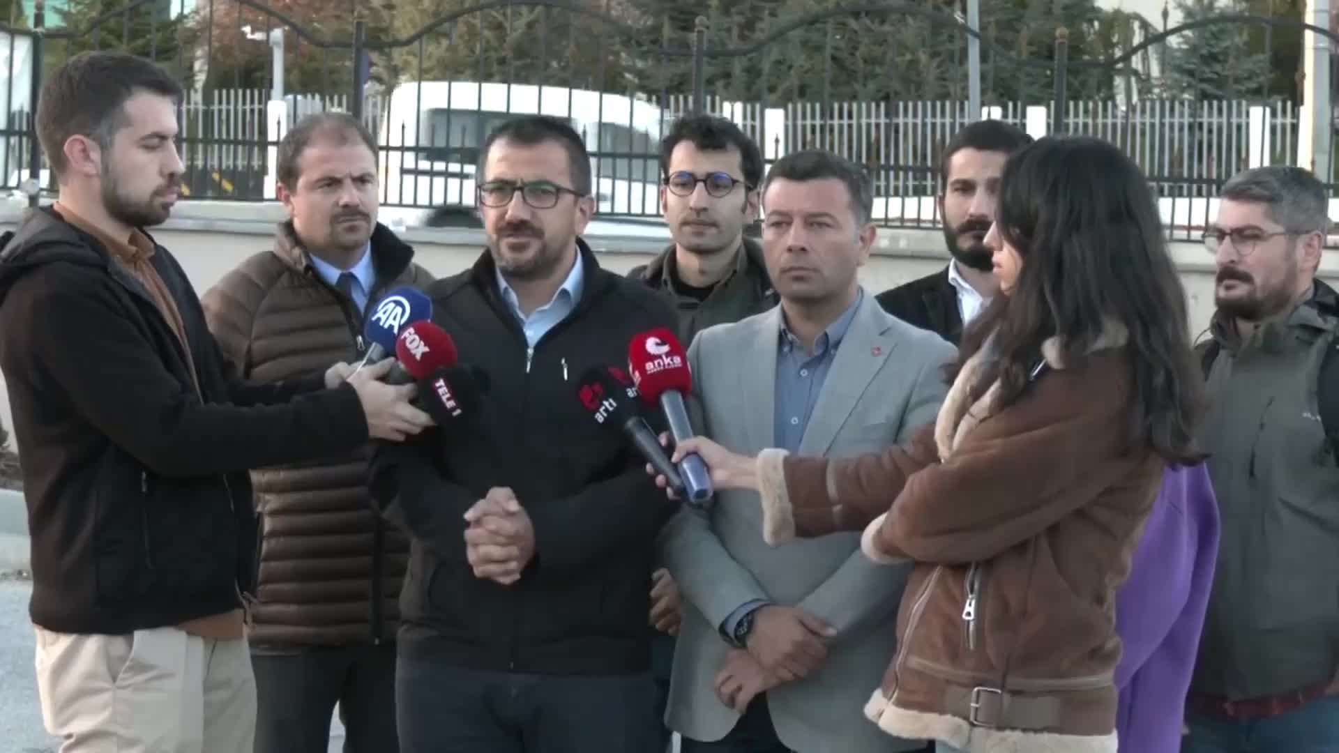 AYM, SANSÜR YASASININ İPTALİ TALEBİNİ REDDETTİ… BASIN MESLEK ÖRGÜTLERİ AYM ÖNÜNDE, KARARA KARŞI AÇIKLAMA YAPTI: “AYM YARGIÇLARINA GÜVENEREK DEĞİL, ANAYASAYA GÜVENEREK GAZETECİLİK YAPMAYA DEVAM EDECEĞİZ. ‘BİZ GAZETECİLİK YAPIYORUZ, O KADAR”