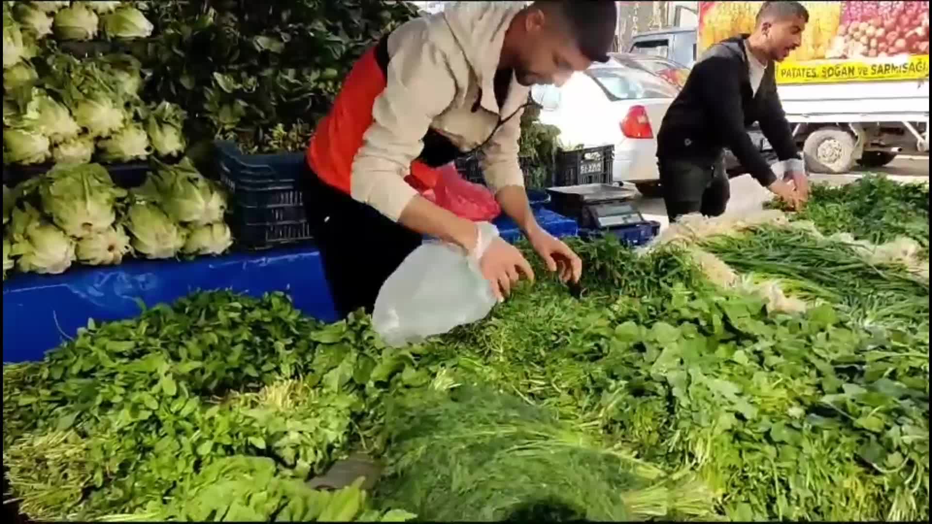 ELAZIĞLI GENÇ, BİR YANDAN PAZARCILIK YAPIYOR BİR YANDAN DA KİTAP YAZIYOR
