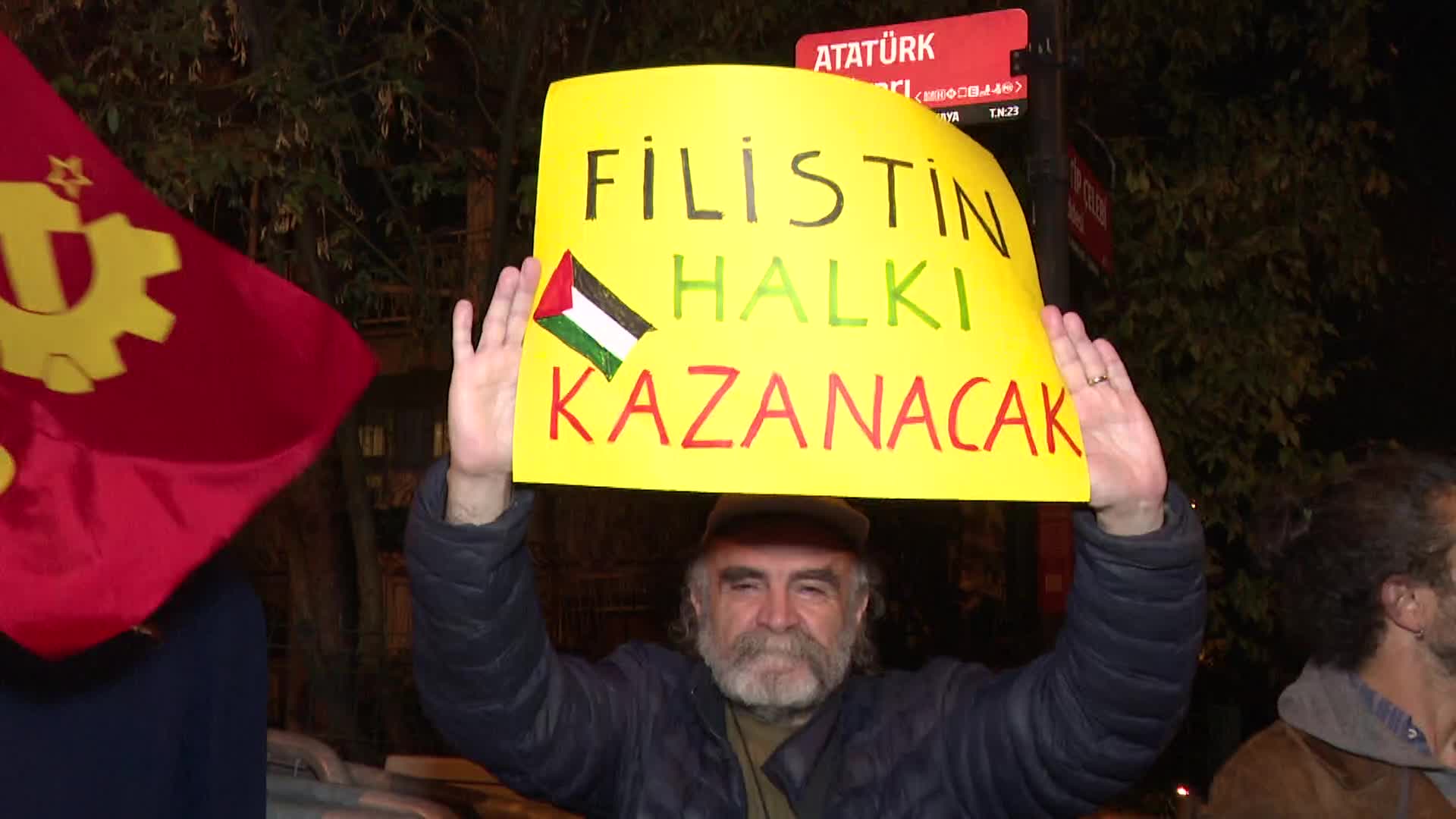 TKP ANKARA İL ÖRGÜTÜ, FİLİSTİN'E DESTEK İÇİN İSRAİL’İ, BÜYÜKELÇİLİK KONUTU ÖNÜNE FİLİSTİN BAYRAĞI ASARAK PROTESTO ETTİ: "BURAYA ASTIĞIMIZ BAYRAK, BUGÜN KATİL İSRAİL BÜYÜKELÇİLİĞİ’NİN KARŞISINA ASTIĞIMIZ BAYRAK BİR SÖZDÜR"