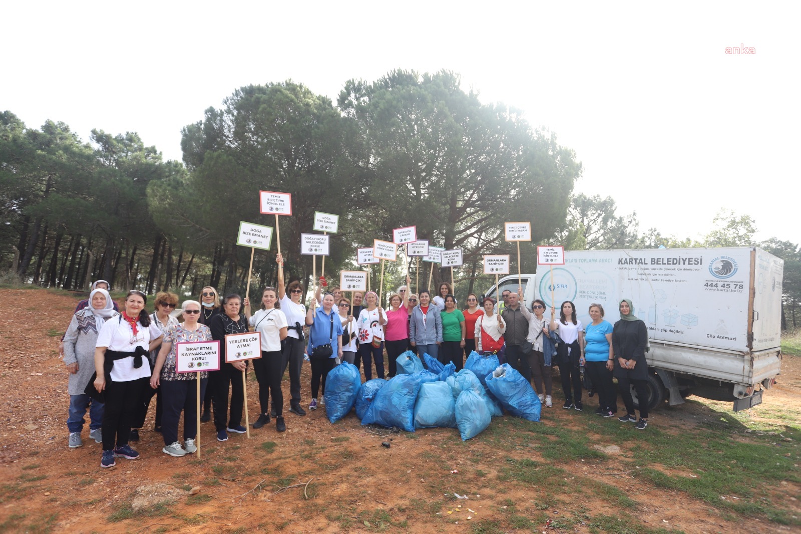 KARTAL BELEDİYESİ VE ÇEVRE DOSTU GÖNÜLLÜLERDEN TEMİZLİK ETKİNLİĞİ
