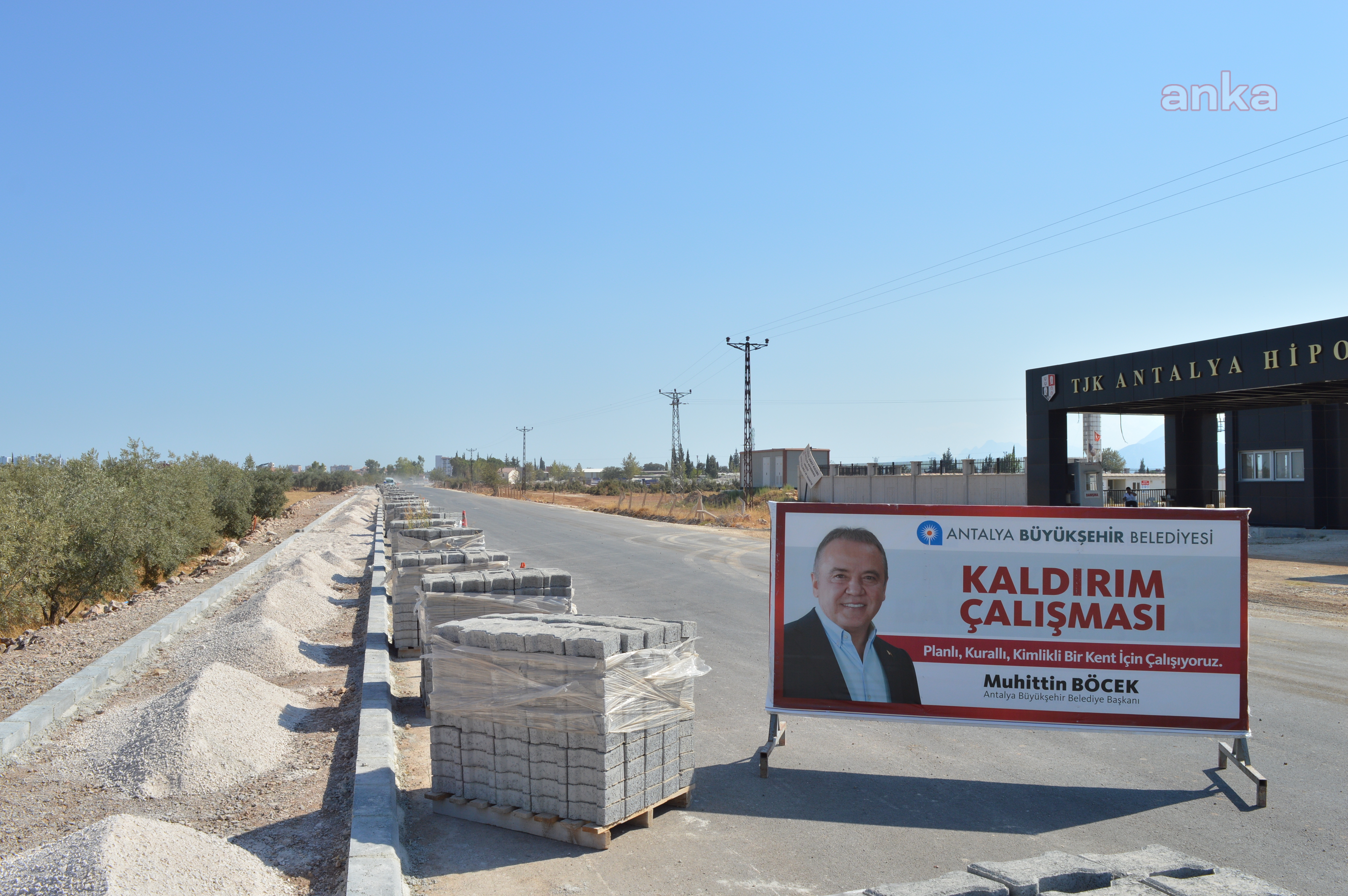 ANTALYA BÜYÜKŞEHİR, DÖŞEMEALTI CEZAEVİ YOLUNUN KALDIRIMLARINI YAPIYOR
