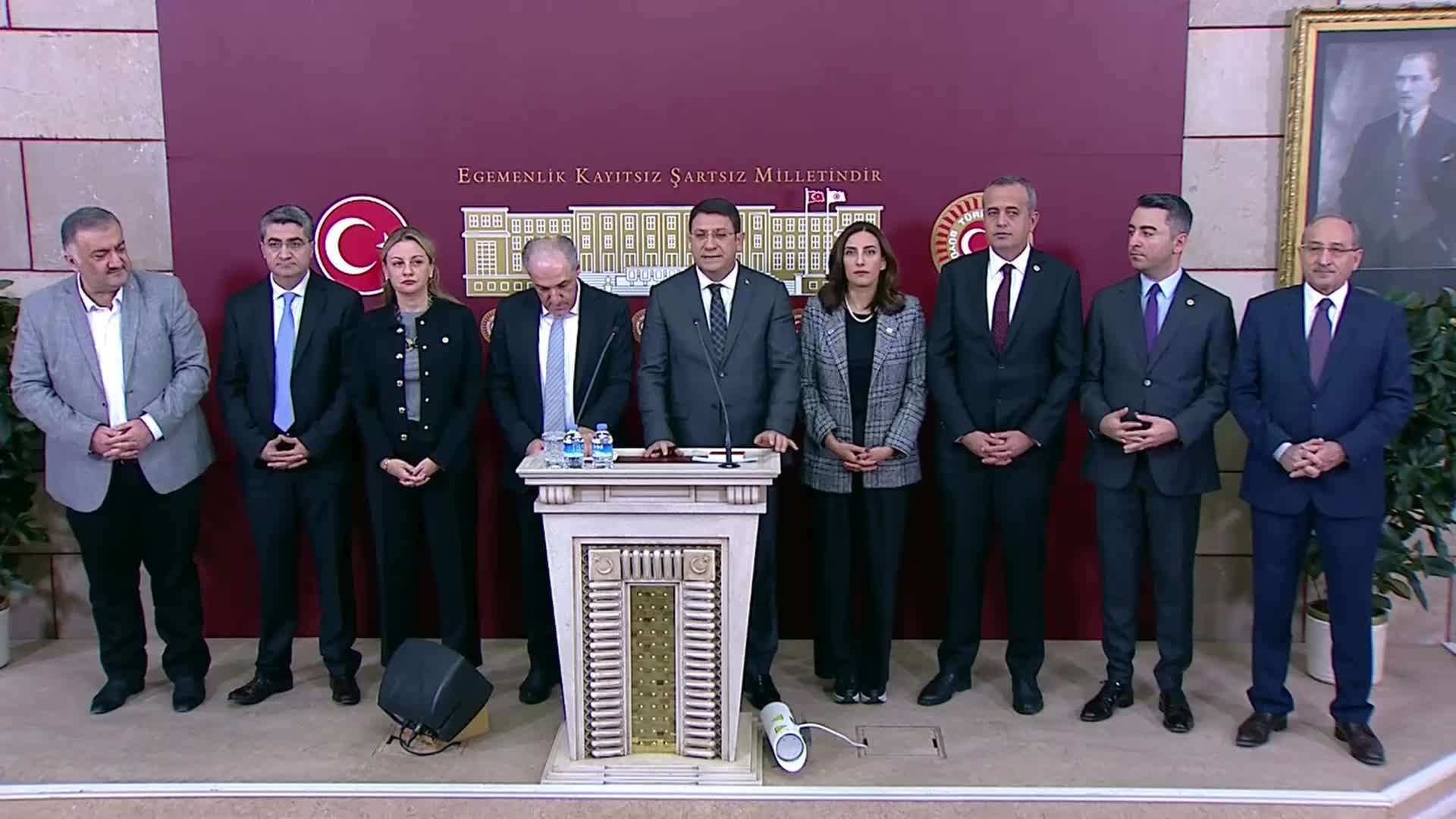 YENEROĞLU: “BU DARBE GİRİŞİMİ MUTLAKA BİTİRİLMELİDİR. BU MEYDAN OKUMANIN HESABI SORULMALIDIR. YARGITAY ÜYELERİ DERHAL İSTİFA ETMELİDİR. EĞER İSTİFA ETMİYORLARSA KARARA İMZA ATAN TÜM YARGITAY ÜYELERİ GÖREVDEN EL ÇEKTİRİLMEYE DAVET EDİLMELİDİR”
