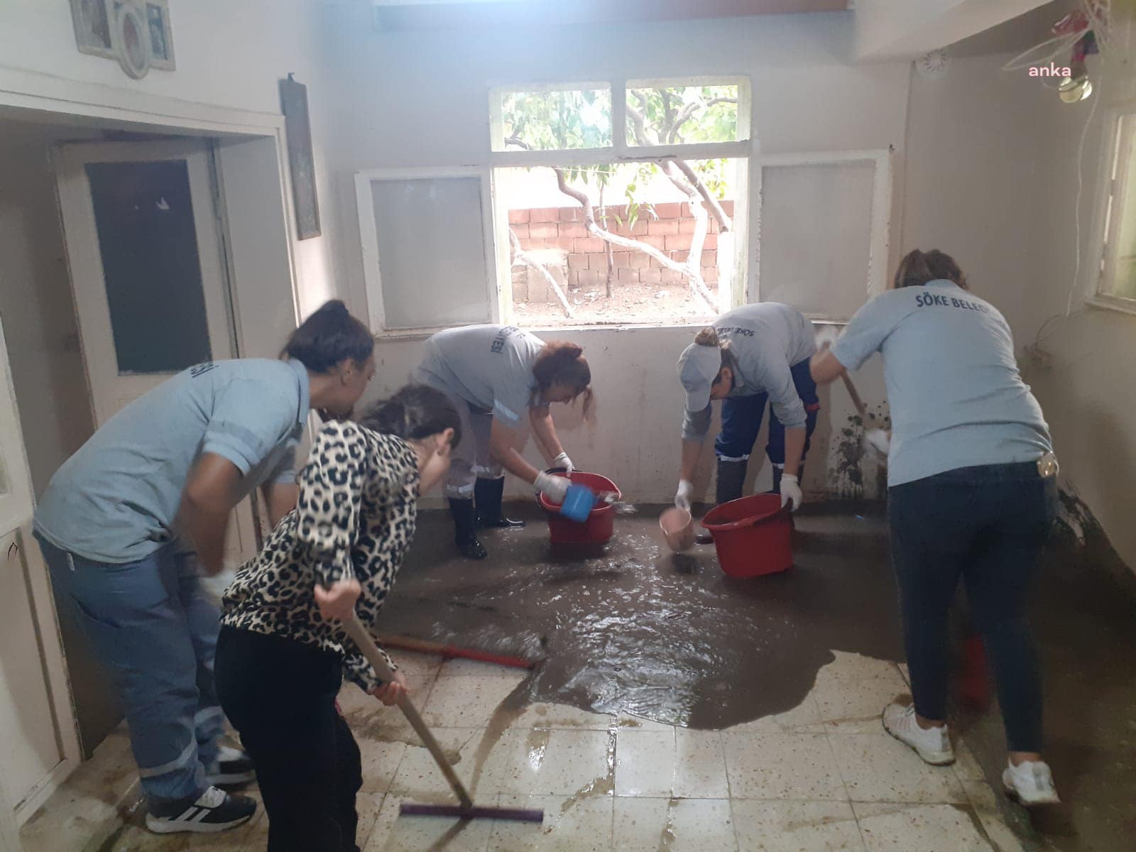 SÖKE BELEDİYE BAŞKANI ARIKAN: “YARALAR SARILMADAN VATANDAŞLARIMIZ RAHATA KAVUŞMADAN BÖLGEDEN ÇIKMIYORUZ”