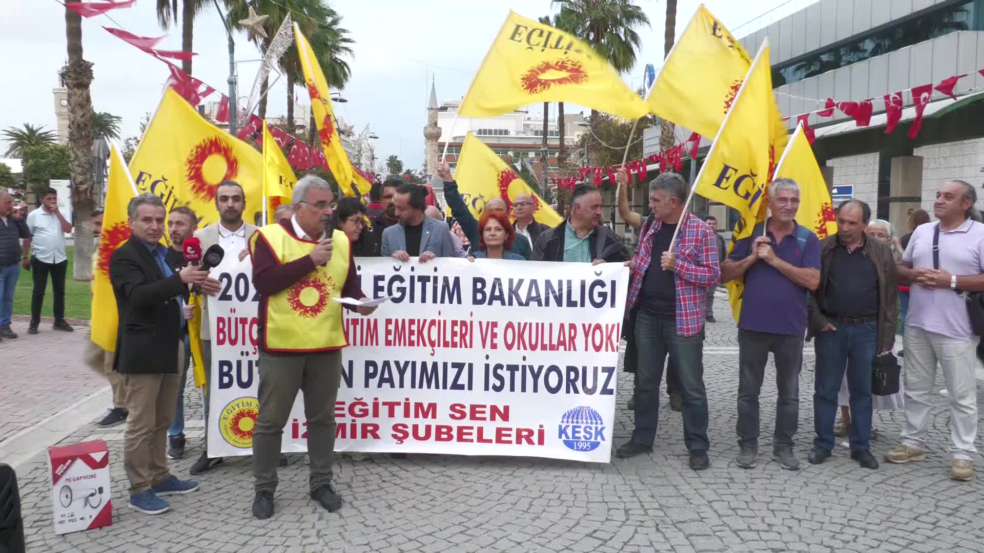 EĞİTİM SEN İZMİR’DEN BÜTÇE PROTESTOSU: “DEVLETİN EĞİTİM HARCAMASI AZALIRKEN HANE HALKININ CEBİNDEN YAPILAN HARCAMALAR ARTTI”
