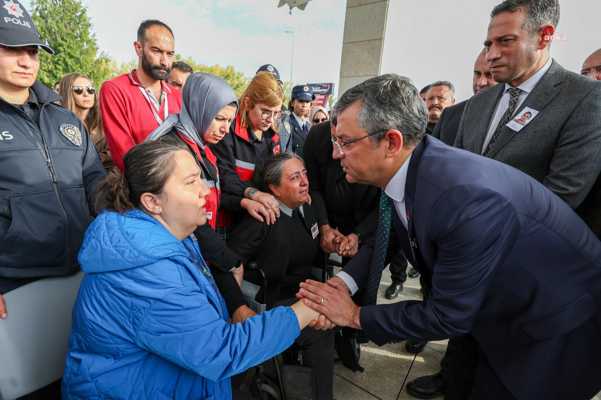 ÖZGÜR ÖZEL: "ANKARA’DA GEÇİRDİĞİ TRAFİK KAZASINDA ŞEHİT OLAN BEKÇİMİZ HALİL KARA İÇİN DÜZENLENEN CENAZE TÖRENİNE KATILARAK, BAŞ SAĞLIĞI DİLEKLERİMİZİ İLETTİK"