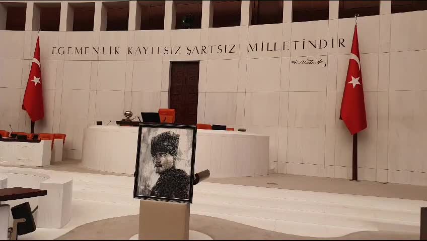 TBMM GENEL KURULU’NDA GECE BOYU ADALET NÖBETİ TUTAN CHP MİLLETVEKİLLERİ, 09.05’TE ATATÜRK İÇİN SAYGI DURUŞUNDA BULUNDU, İSTİKLAL MARŞI OKUDU