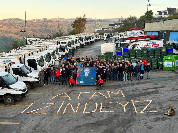 İZMİT BELEDİYESİ EMEKÇİLERİ İŞ ELDİVENLERİYLE ‘ATAM İZİNDEYİZ’ YAZDILAR