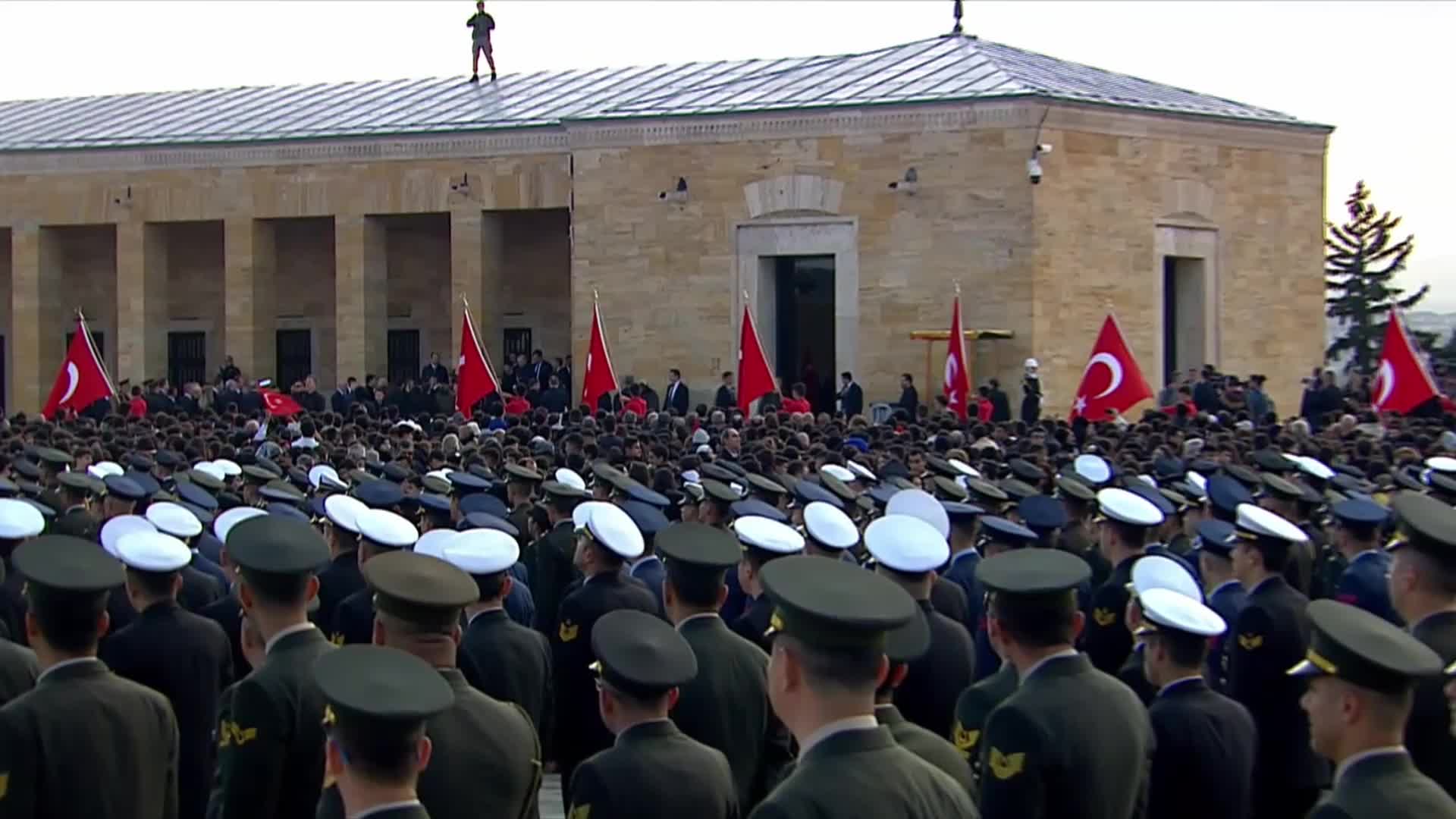 ULU ÖNDER MUSTAFA KEMAL ATATÜRK İÇİN ANITKABİR’DE DÜZENLENEN RESMİ TÖRENDE, CUMHURBAŞKANI ERDOĞAN ALKIŞLANDI