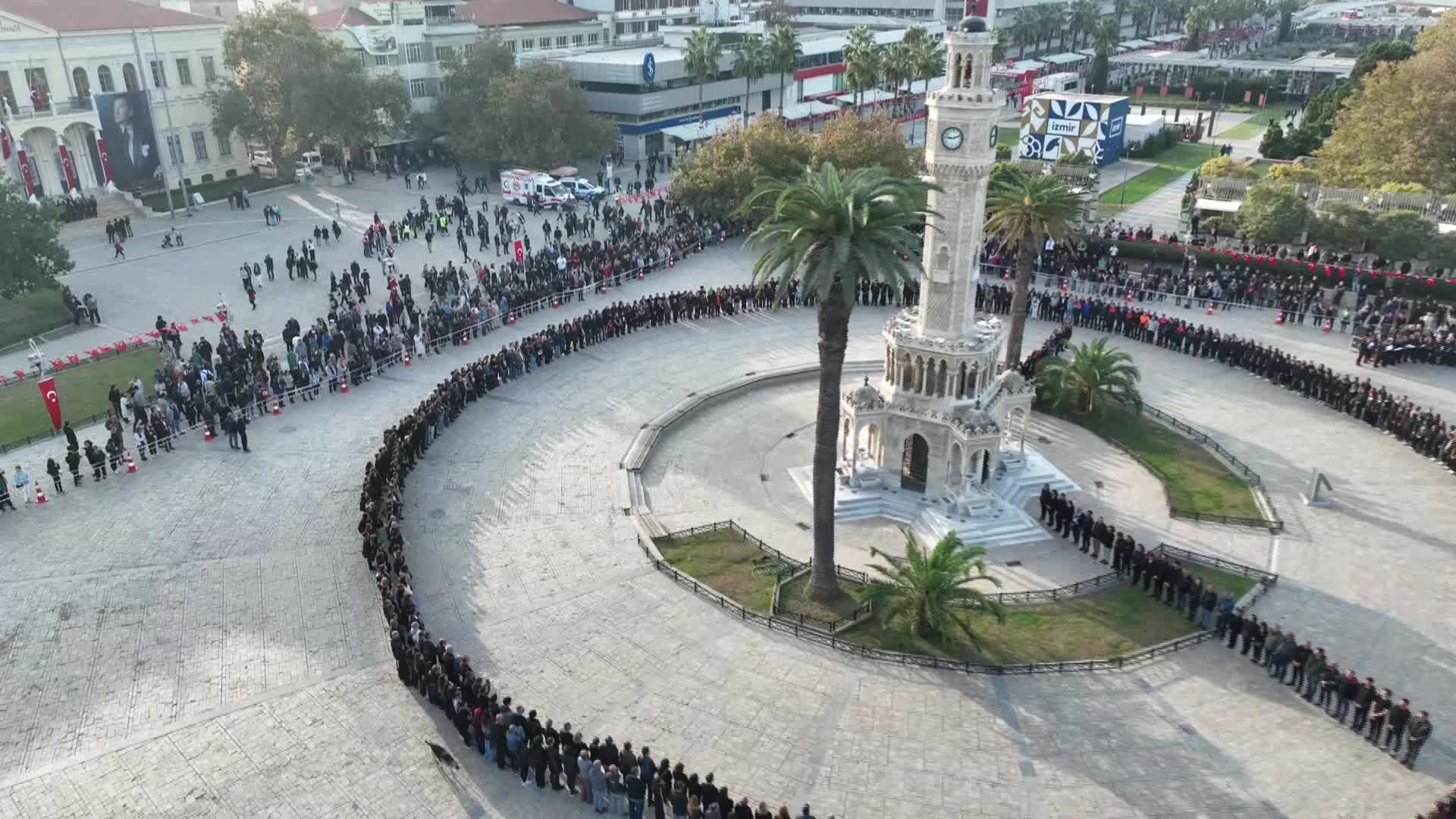 İZMİR BÜYÜKŞEHİR BELEDİYESİ'NDEN "7'DEN 77'YE İZİNDEYİZ" KOREOGRAFİSİYLE ATATÜRK ANMASI