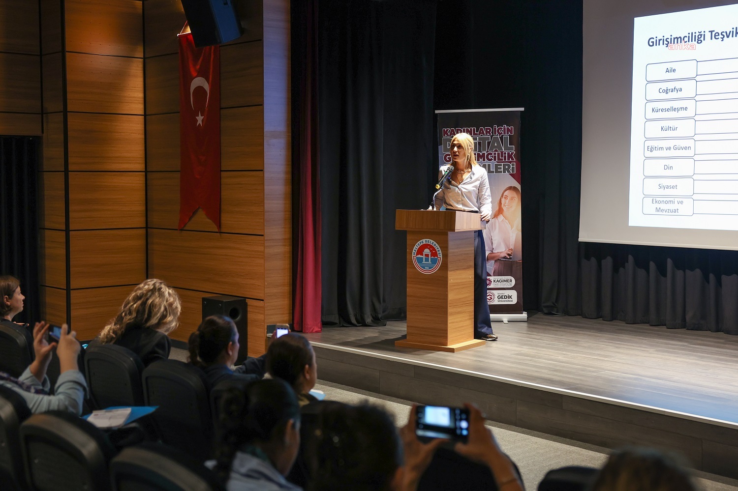 MALTEPE’DE “KADIN DİJİTAL GİRİŞİMCİLİK EĞİTİMLERİ” BAŞLADI