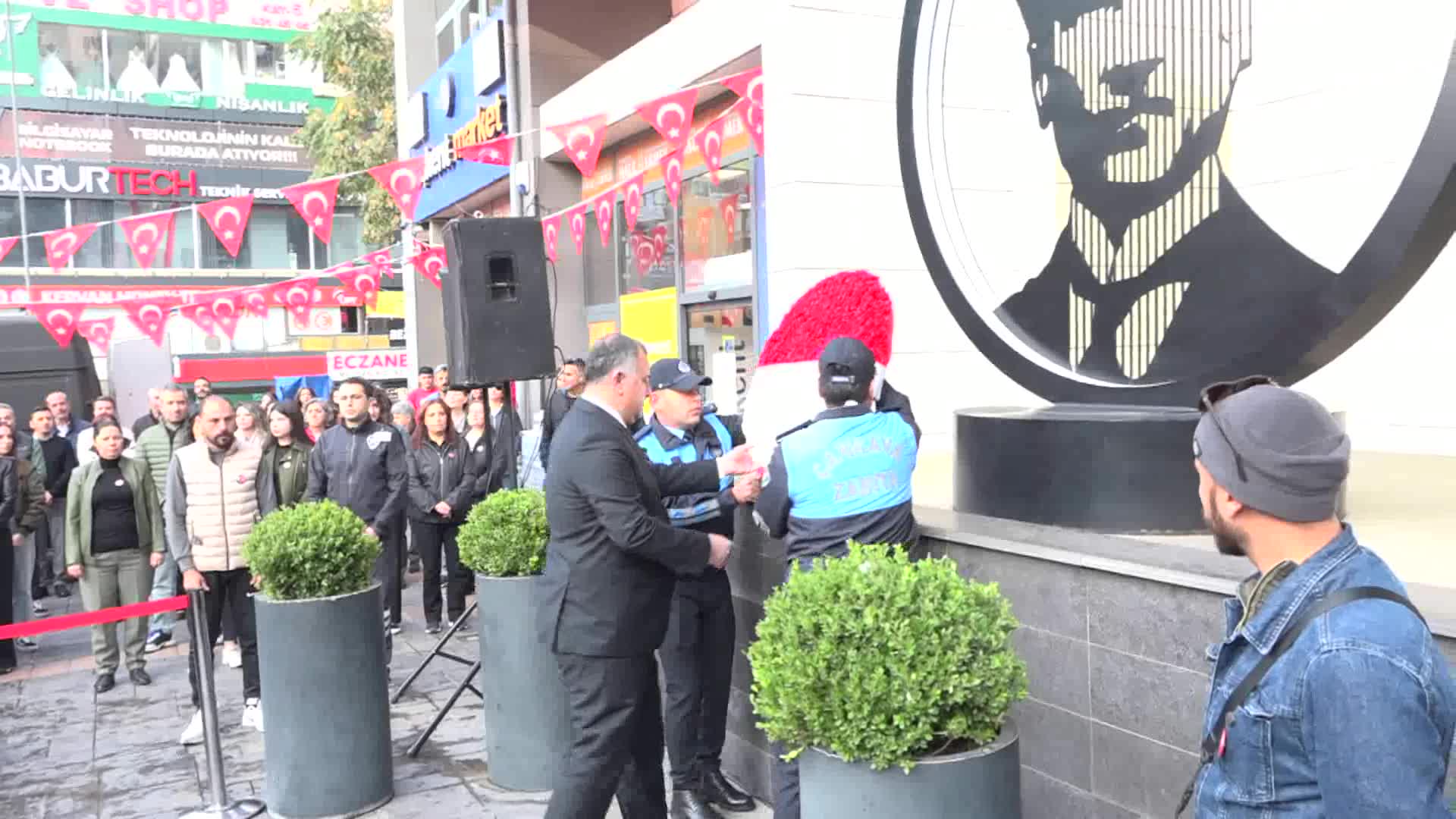 ÇANKAYA BELEDİYESİ ÖNÜNDE ATATÜRK’E SAYGI DURUŞU