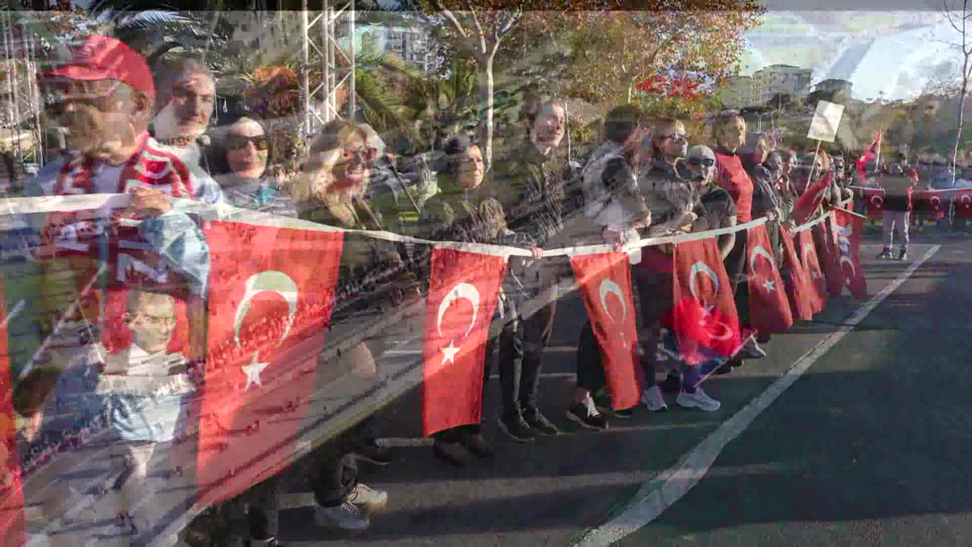 KADIKÖY’DE BİNLERCE KİŞİ, ATA’YA SAYGI ZİNCİRİ OLUŞTURDU