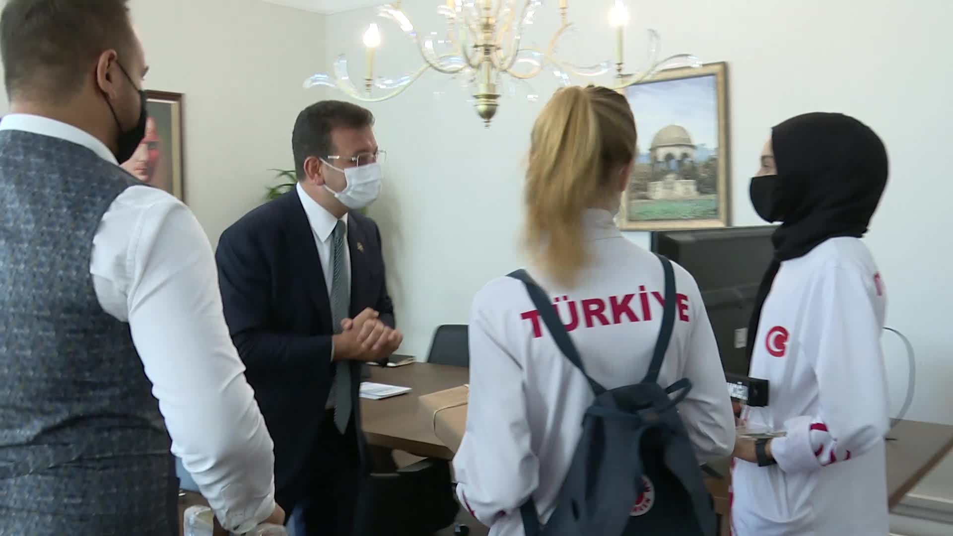 MİLLİ TAEKWONDOCULARDAN İMAMOĞLU’NA SİYAH KUŞAK