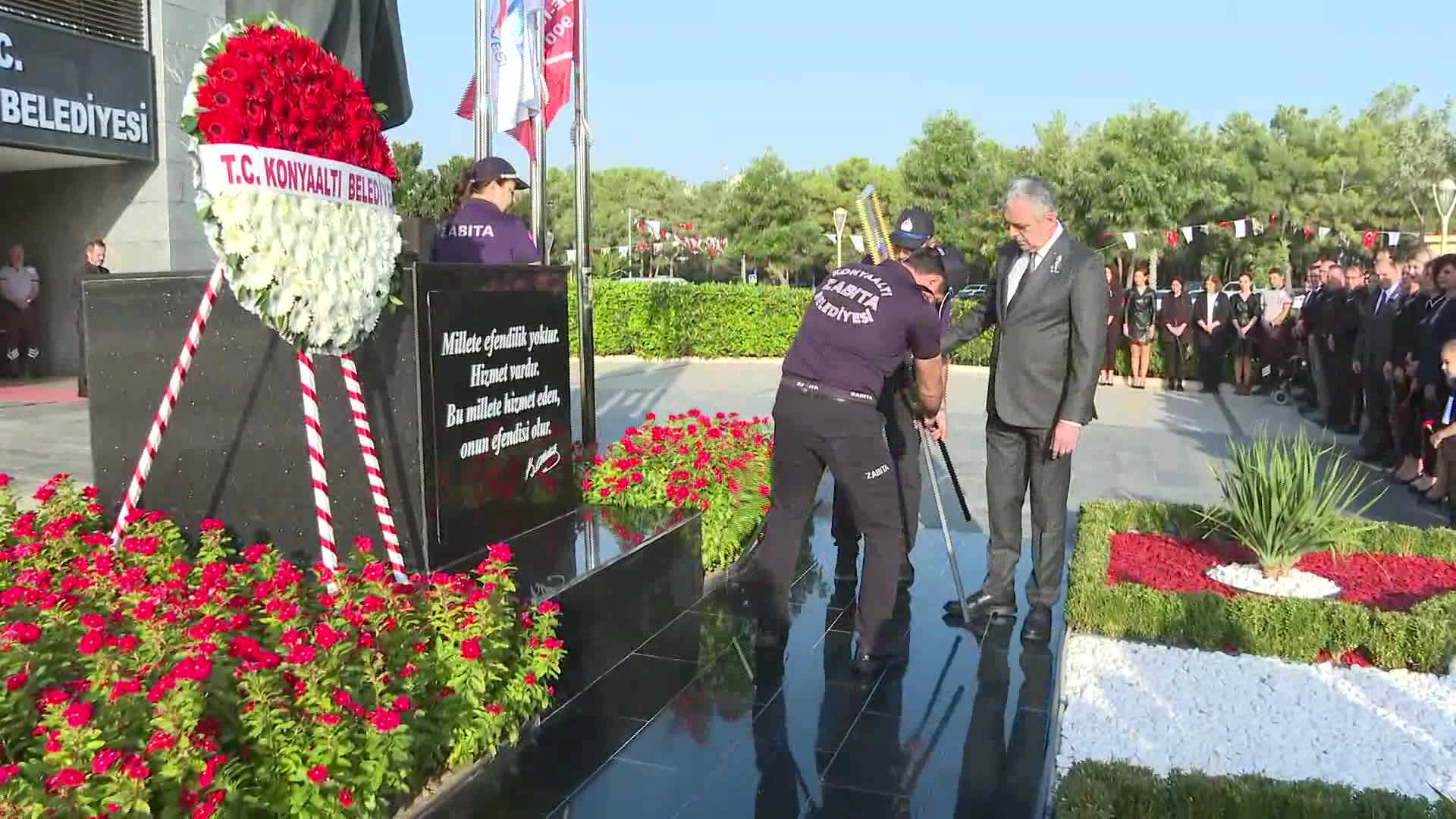 KONYAALTI’NDA ATA'YA SAYGI TÖRENİ