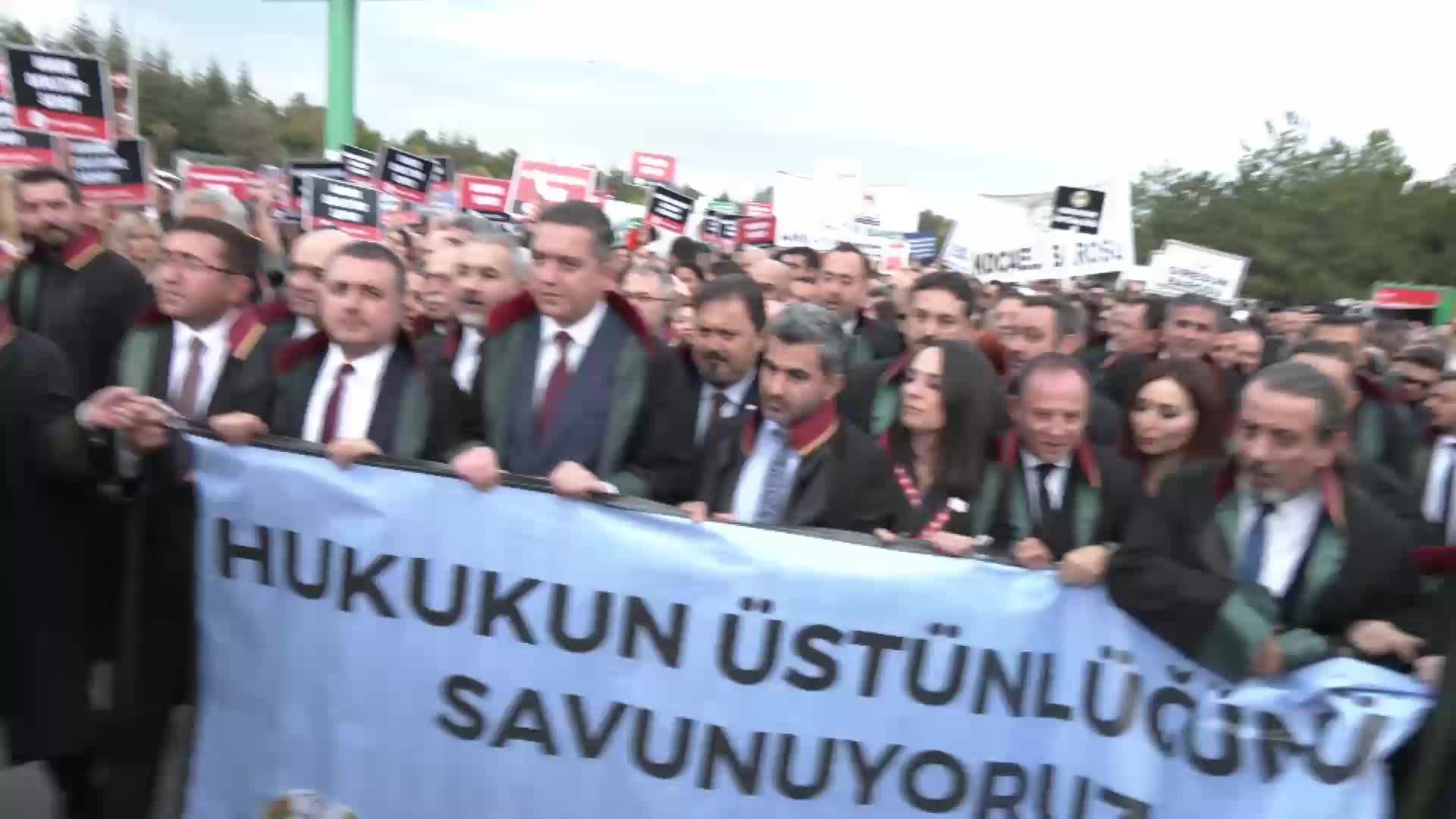 TÜRKİYE BAROLAR BİRLİĞİ VE ÜLKE GENELİNDEN GELEN AVUKATLAR, YARGITAY ÖNÜNE ANAYASA KİTAPÇIĞI BIRAKTI… ERİNÇ SAĞKAN: “ANAYASAYA AYKIRI İŞLEM YAPMAKTAN VAZGEÇİN. HEMEN BUGÜN ANAYASA MAHKEMESİ KARARLARINI UYGULAYIN”