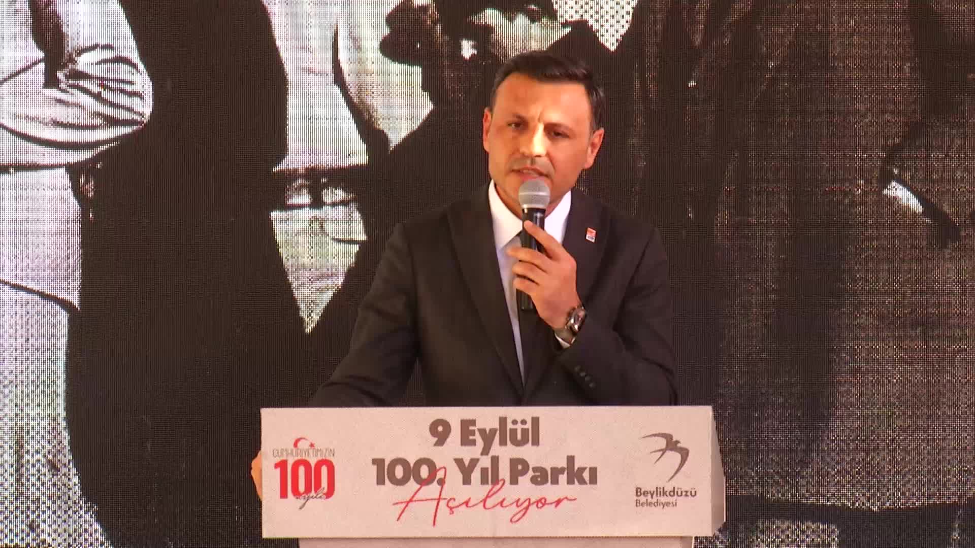 ÖZGÜR ÇELİK, BEYLİKDÜZÜ BELEDİYESİ’NİN 47 SAATTE YAPTIĞI PARKIN AÇILIŞINA KATILDI: “BURADA SOSYAL DEMOKRAT BELEDİYECİLİK UYGULAMASI GERÇEKLEŞİYOR”