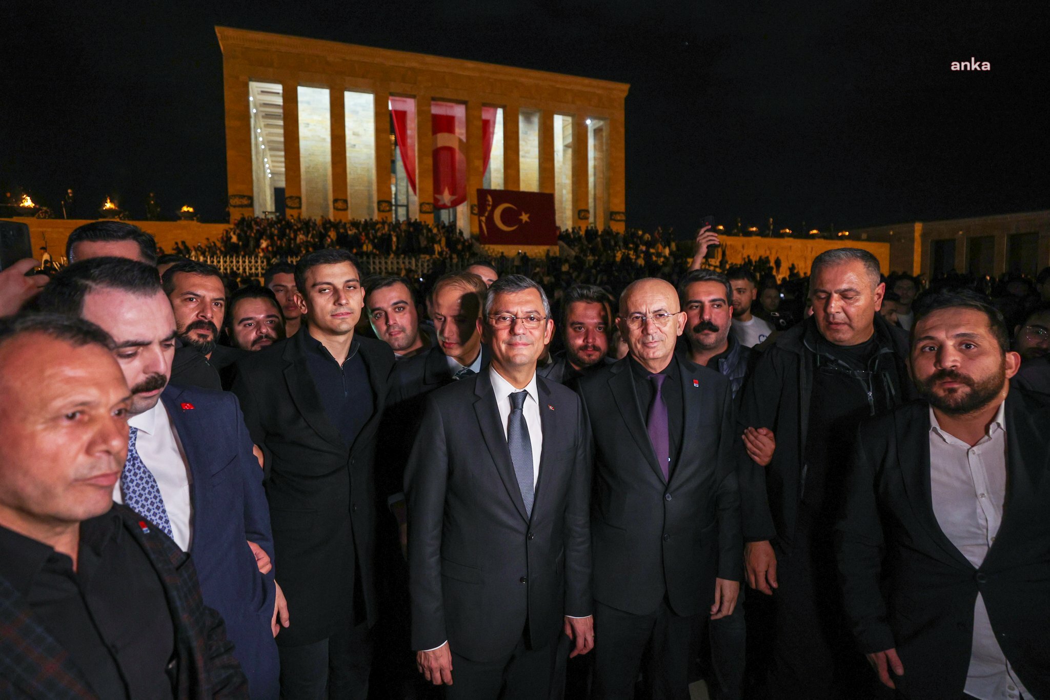 ÖZGÜR ÖZEL: "İLK VE EBEDİ GENEL BAŞKANIMIZ ATATÜRK’ÜN VEFATININ 85’İNCİ YIL DÖNÜMÜNDE, PARTİLİLERİMİZLE BİRLİKTE ATA’YA SAYGI ZİNCİRİ İLE ANITKABİR’E YÜRÜDÜK"