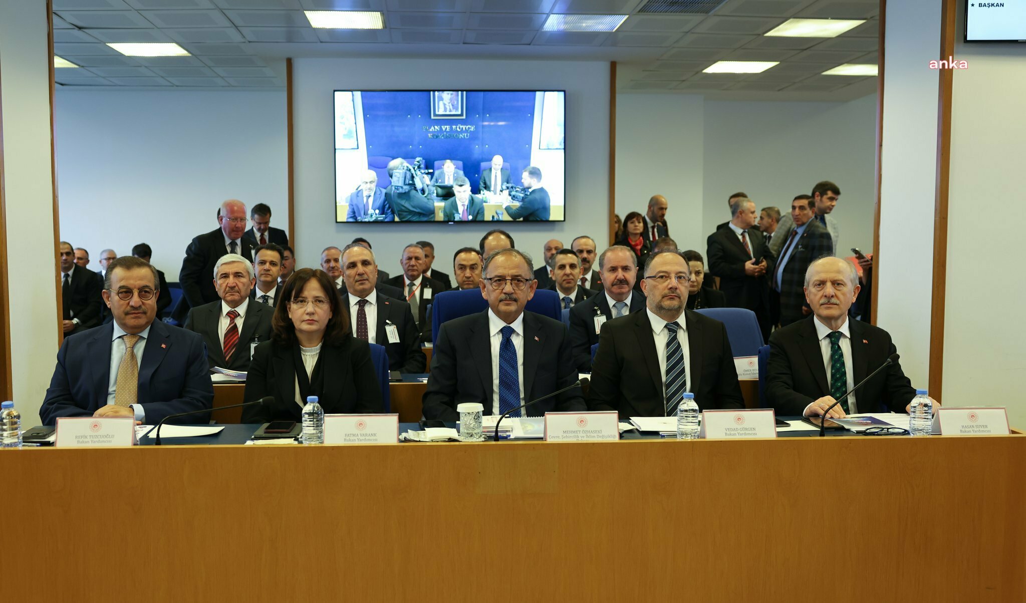 BAKAN ÖZHASEKİ: “BAZI BELEDİYELER VAR Kİ DEPREM TURİSTİ GİBİ GELDİLER GÖRÜNTÜ VERDİLER, SELFİE ÇEKTİLER, BIRAKTI GİTTİLER”