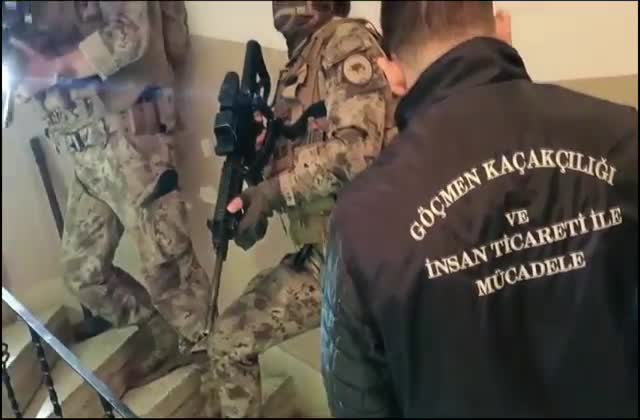 İSTANBUL'DA 6'SI KAMU PERSONELİ OLMAK ÜZERE 15 ŞÜPHELİ GÖMEN KAÇAKÇILIĞI SUÇLAMASIYLA GÖZALTINA ALINDI
