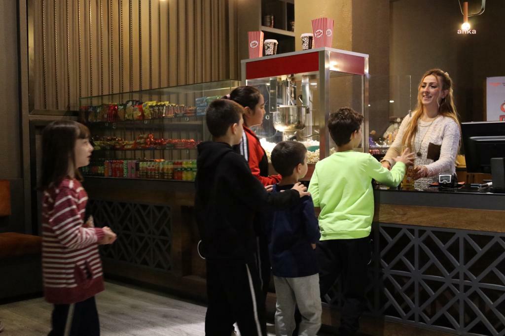 BELEDİYE BAŞKANI KÖSE, SAFRANBOLULARLA ATATÜRK FİLMİNİ İZLEDİ