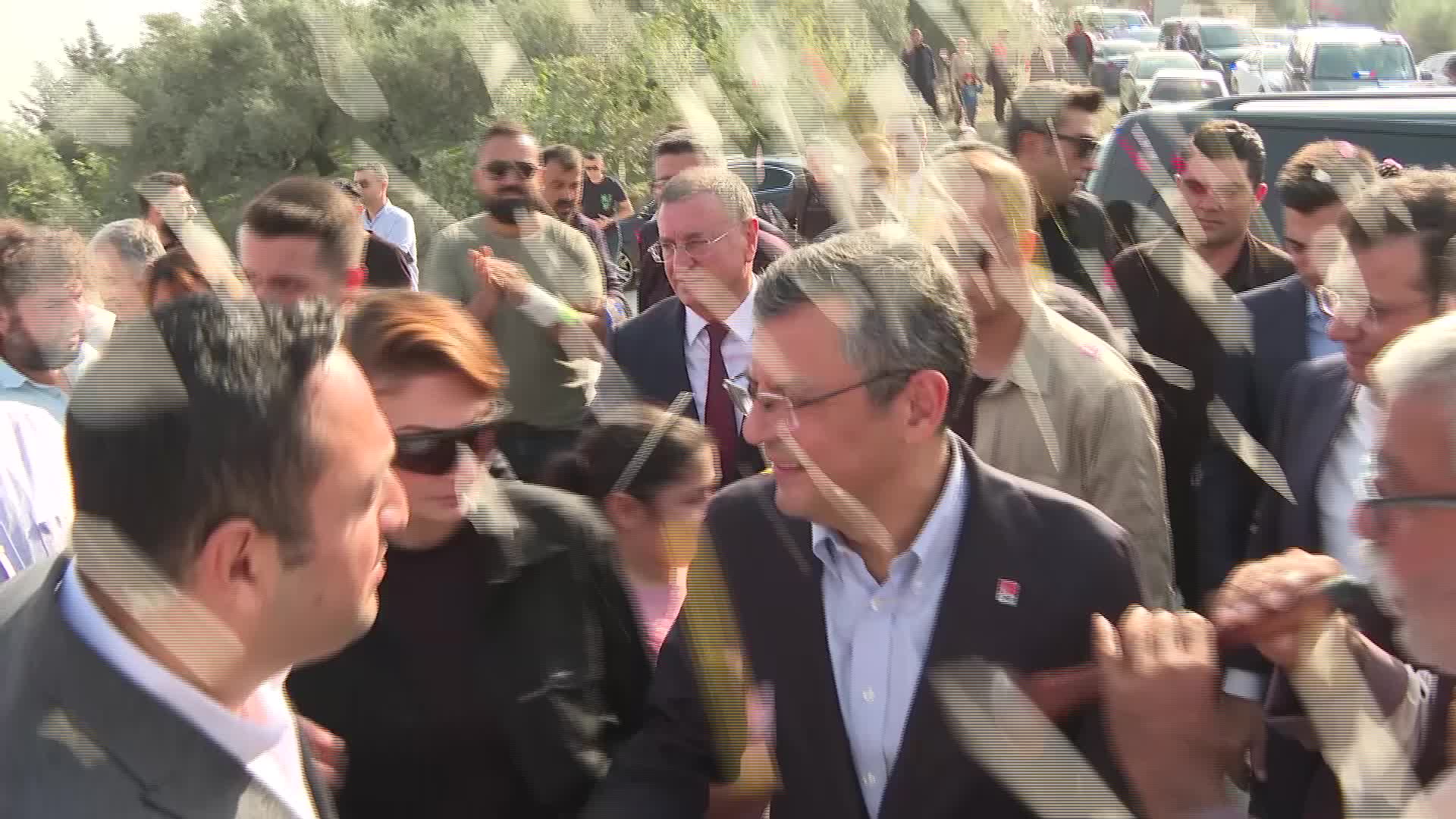 ÖZGÜR ÖZEL, TARIM ARAZİLERİ VE ZEYTİNLİKLERİ İÇİN 112 GÜNDÜR DİRENEN HATAY- DİKMECELİLERİ ZİYARET ETTİ: "MAHKEME KARARININ DERHAL UYGULANMASI GEREKLİ, TAKİPÇİSİ OLACAĞIZ"