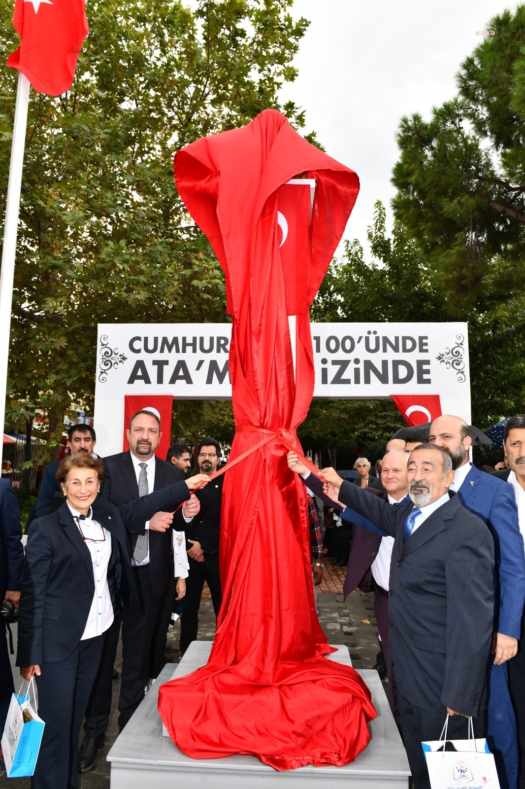 ÇİĞLİ BELEDİYESİ, "DEVRİM İÇİN 1935" ANITINI İLK YERİNE TAŞIDI