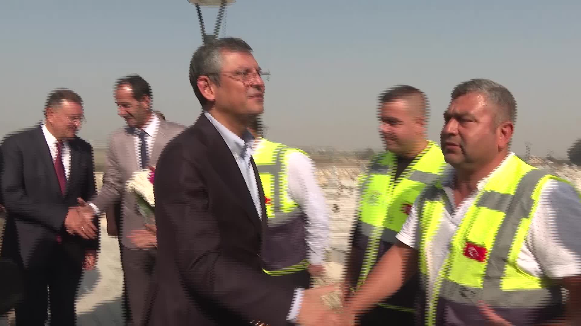 ÖZGÜR ÖZEL HATAY NARLICA MEZARLIĞI'NDA: "BÖYLE TOPLU MEZARLAR OLMASIN, KİMSESİZLER MEZARLIKLARI OLMASIN İSTİYORSAK HERKES İŞİNİ DÜZGÜN, DÜRÜSTÇE YAPACAK"