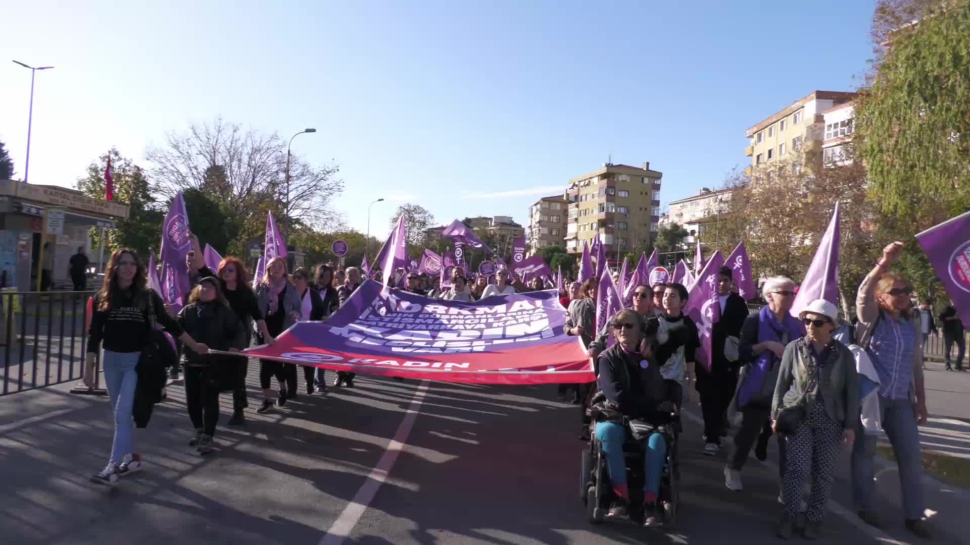 “LAİKLİK VE ÖZGÜRLÜK İÇİN BÜYÜK KADIN YÜRÜYÜŞÜ” İSTANBUL’DA YAPILDI. “ÖZGÜRLÜKLERİMİZE, EŞİTLİK HAKLARIMIZA YÖNELİK NE YASAL DÜZENLEME VARSA BİZİM SÖKE SÖKE KAZANDIĞIMIZ, ONA SALDIRIYORLAR”