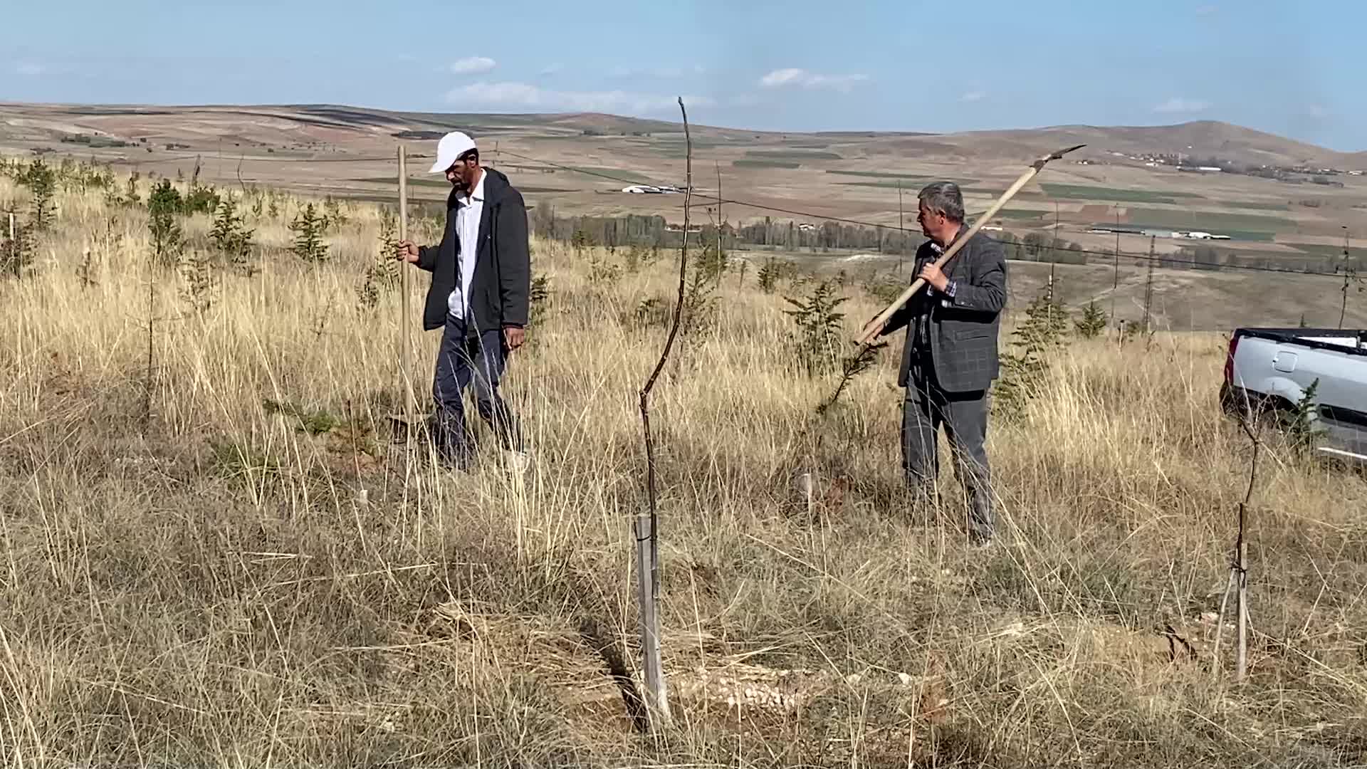 YOZGAT’IN ‘OKSİJEN ADAMI’ ABDULLAH KARATAŞ, HATIRA ORMANLARINA YENİLERİNİ EKLİYOR