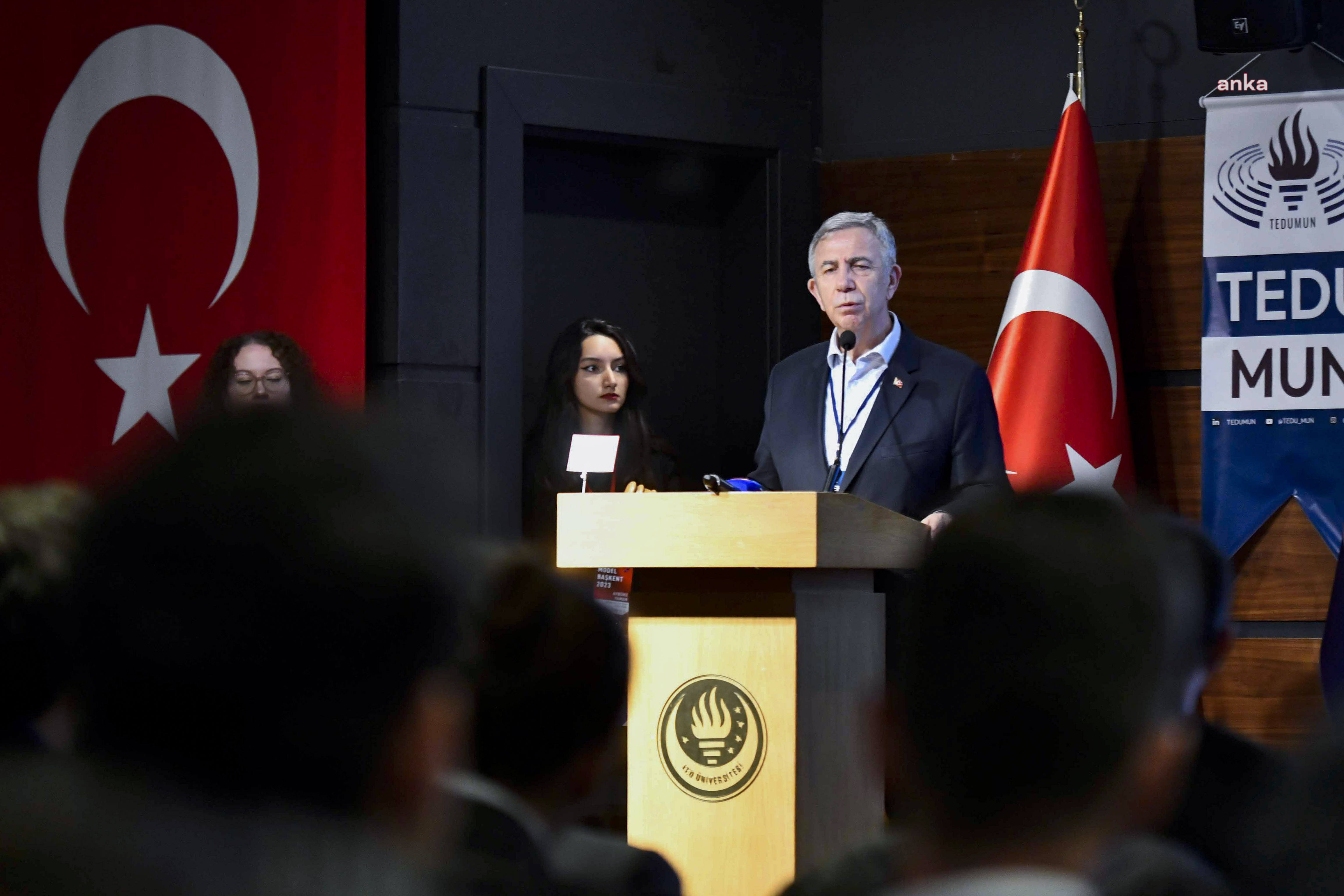 MANSUR YAVAŞ, ‘MODEL BAŞKENT KONFERANSI’NDA GENÇLERLE BULUŞTU