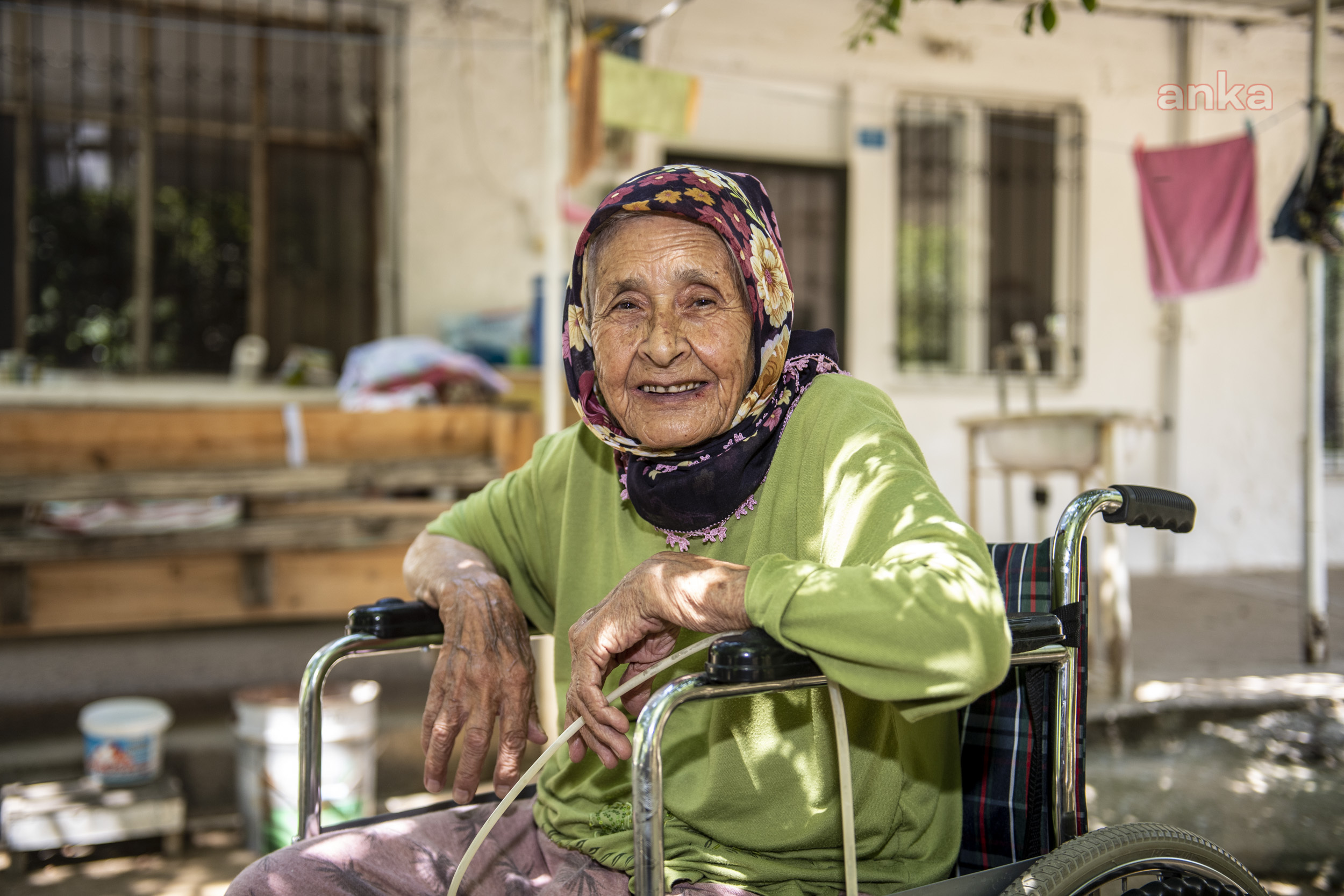 MERSİN BÜYÜKŞEHİR, 85 YAŞINDAKİ NEBİHA YÜKSEL’E TEKERLEKLİ SANDALYE ULAŞTIRDI