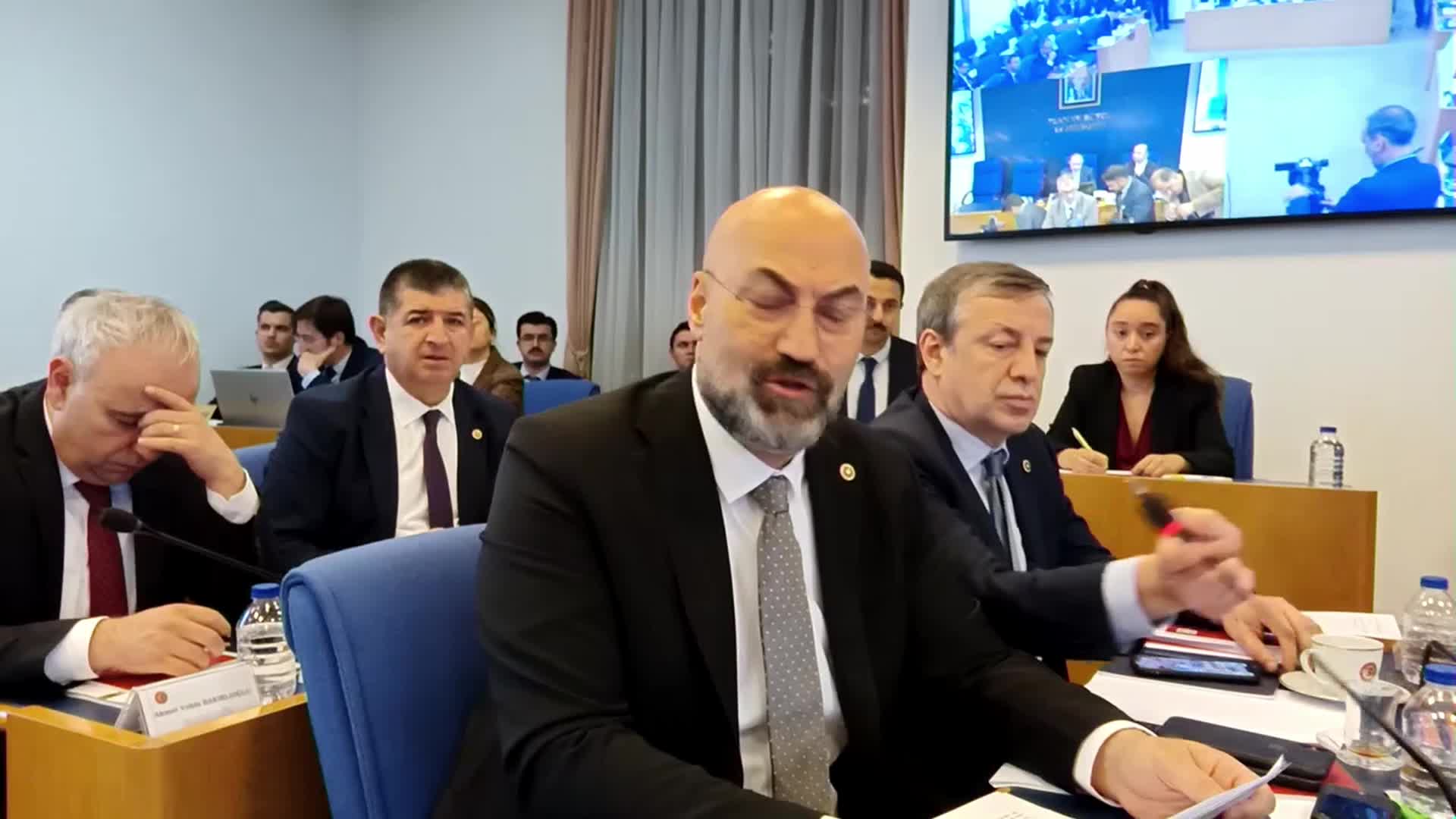 FETHİ AÇIKEL: "TÜRKİYE'Yİ GERİ KALMIŞ ÜLKELERDEN GÖÇ ALAN FAKAT KENDİ EĞİTİMLİ GENÇ MÜHENDİS, DOKTOR VE YAZILIMCILARINI İSE BATI'YA KAPTIRAN BU MİLLİ EĞİTİM SİSTEMİNİN BÜTÇESİNİ KABUL ETMEMİZ MÜMKÜN DEĞİLDİR"