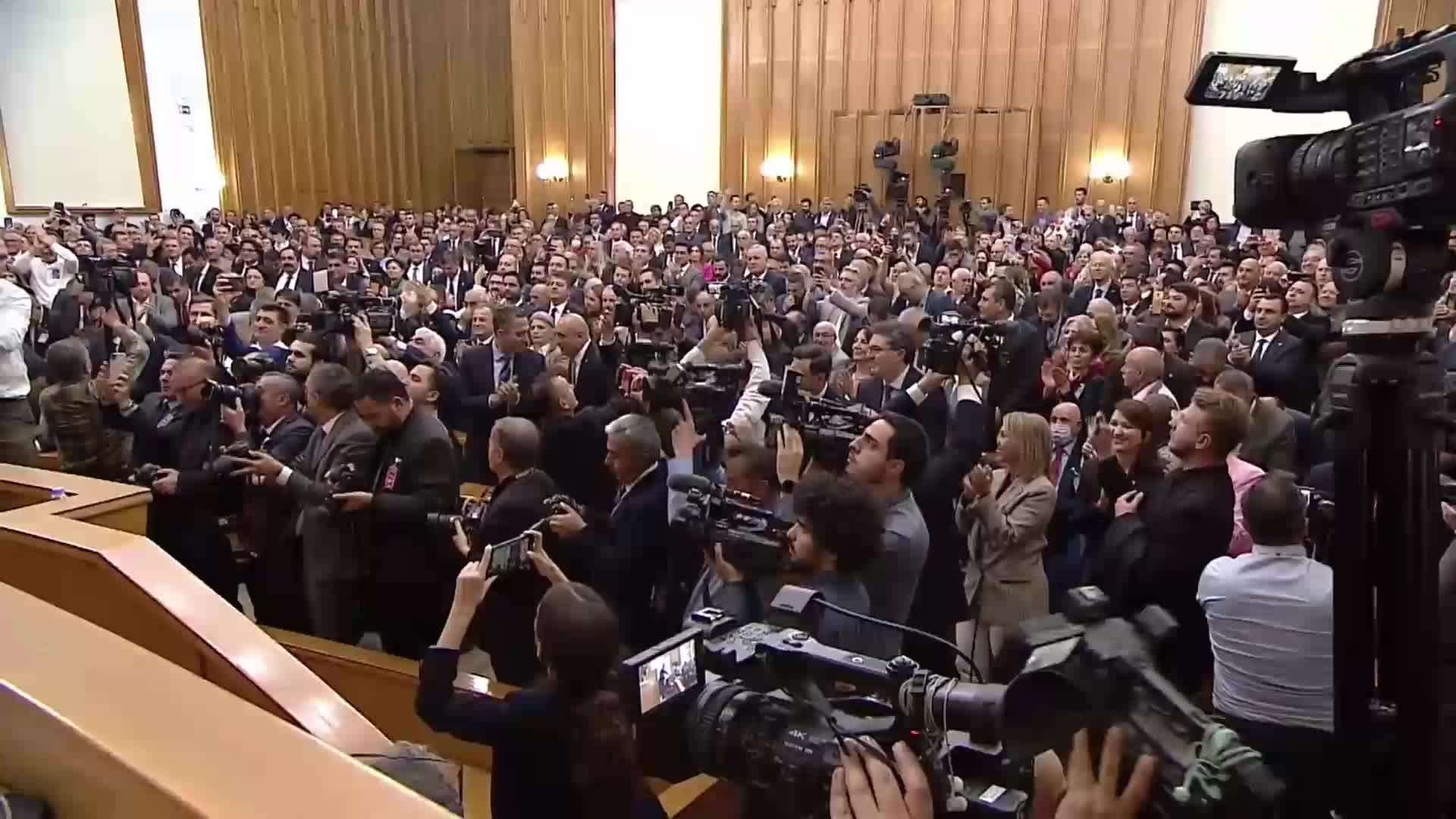 ÖZGÜR ÖZEL: BU DARBE GİRİŞİMİNDE RECEP TAYYİP ERDOĞAN’A MEYDANI BIRAKMAYIZ, ONA DAR EDERİZ. HADDİNİ BİLSİN. ANAYASA’YI ÇİĞNEMEYE KALKARSAM GÖZÜM ÇIKSIN
