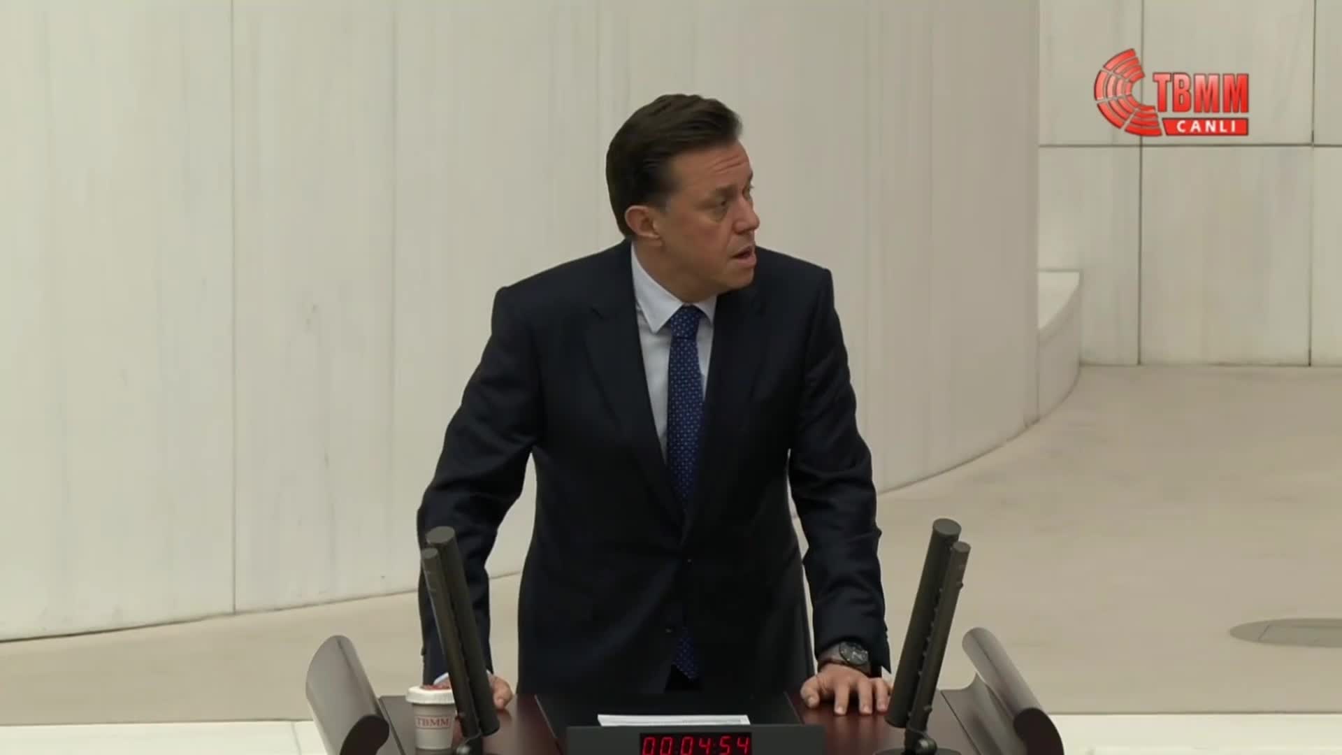 TBMM’DE GENEL KURULU’NDA  “PARA KARŞILIĞI PARTİ DEĞİŞTİRDİN” TARTIŞMASI...İYİ PARTİLİ TOKTAŞ’TAN AKP’YE KATILAN HATİPOĞLU’NA: BİZE BANKER BİLO FİLMİNDEKİ MAHO AĞA’YI HATIRLATIYORSUNUZ