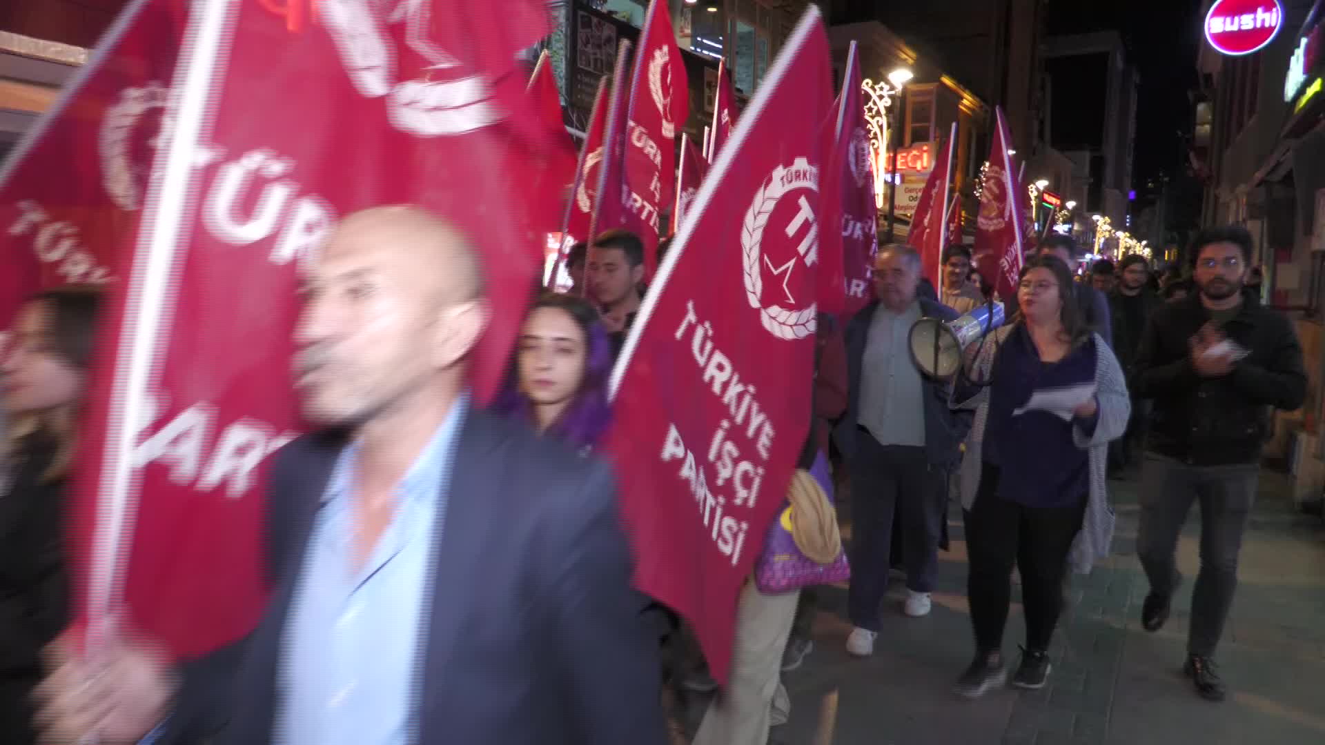 TİP YAKILARAK KATLEDİLEN MADENCİ NOURTANİ İÇİN İZMİR'DE SOKAĞA ÇIKTI: “İŞ CİNAYETİNİ ÖRTBAS ETMEK İÇİN EMEKÇİYİ YAKAN BU DÜZENE LANET EDİYORUZ”