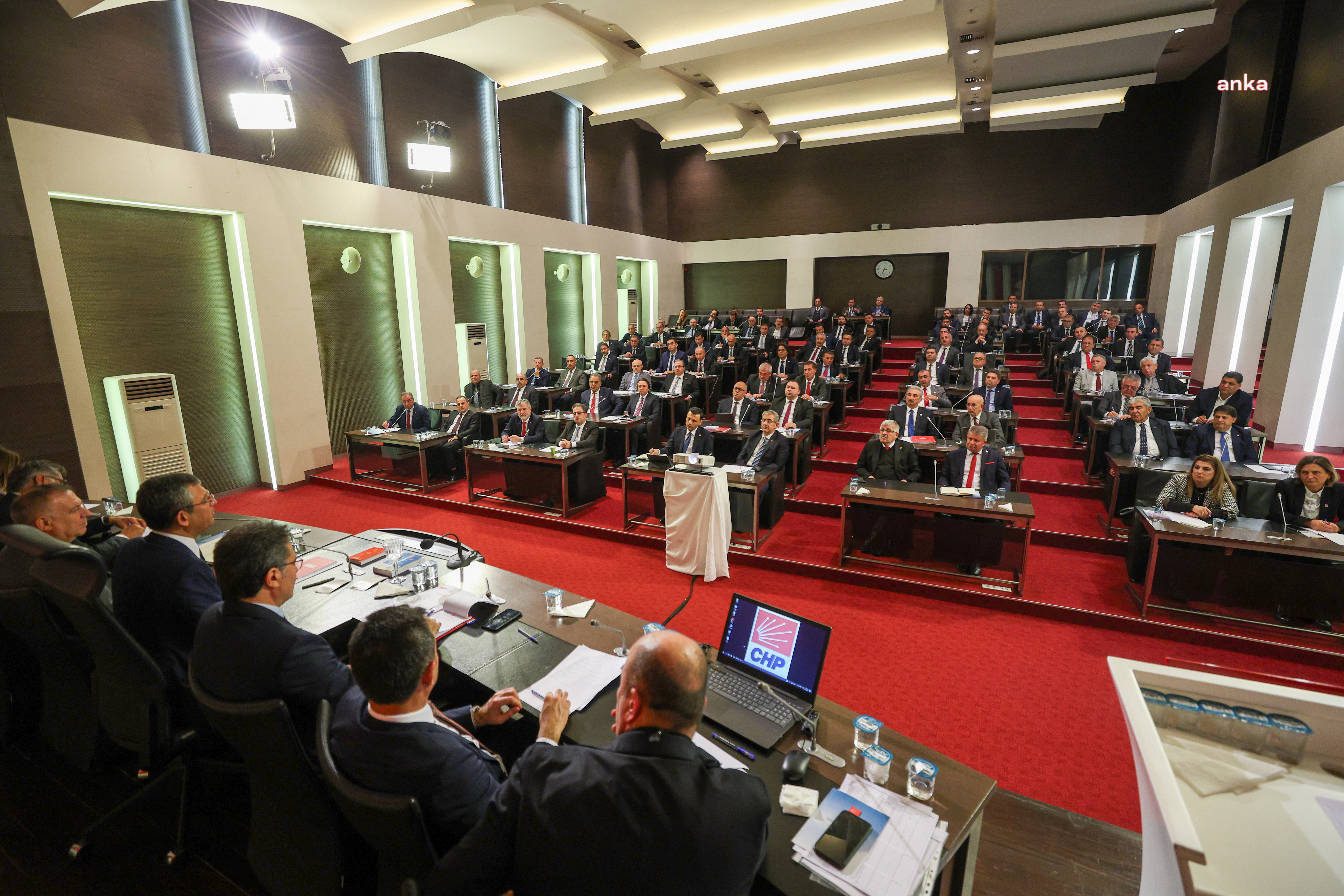 CHP İL BAŞKANLARINDAN TÜZÜK KURULTAYI AÇIKLAMASI: "81 İL BAŞKANIMIZ, ORTAK MUTABAKATLA, TÜZÜK DEĞİŞİKLİKLERİNİN SEÇİM SÜRECİNDE SIKIŞTIRILMIŞ BİR TAKVİMLE VE DAR BİR SÜREDE TARTIŞILMASINI UYGUN GÖRMEMEKTEDİR"