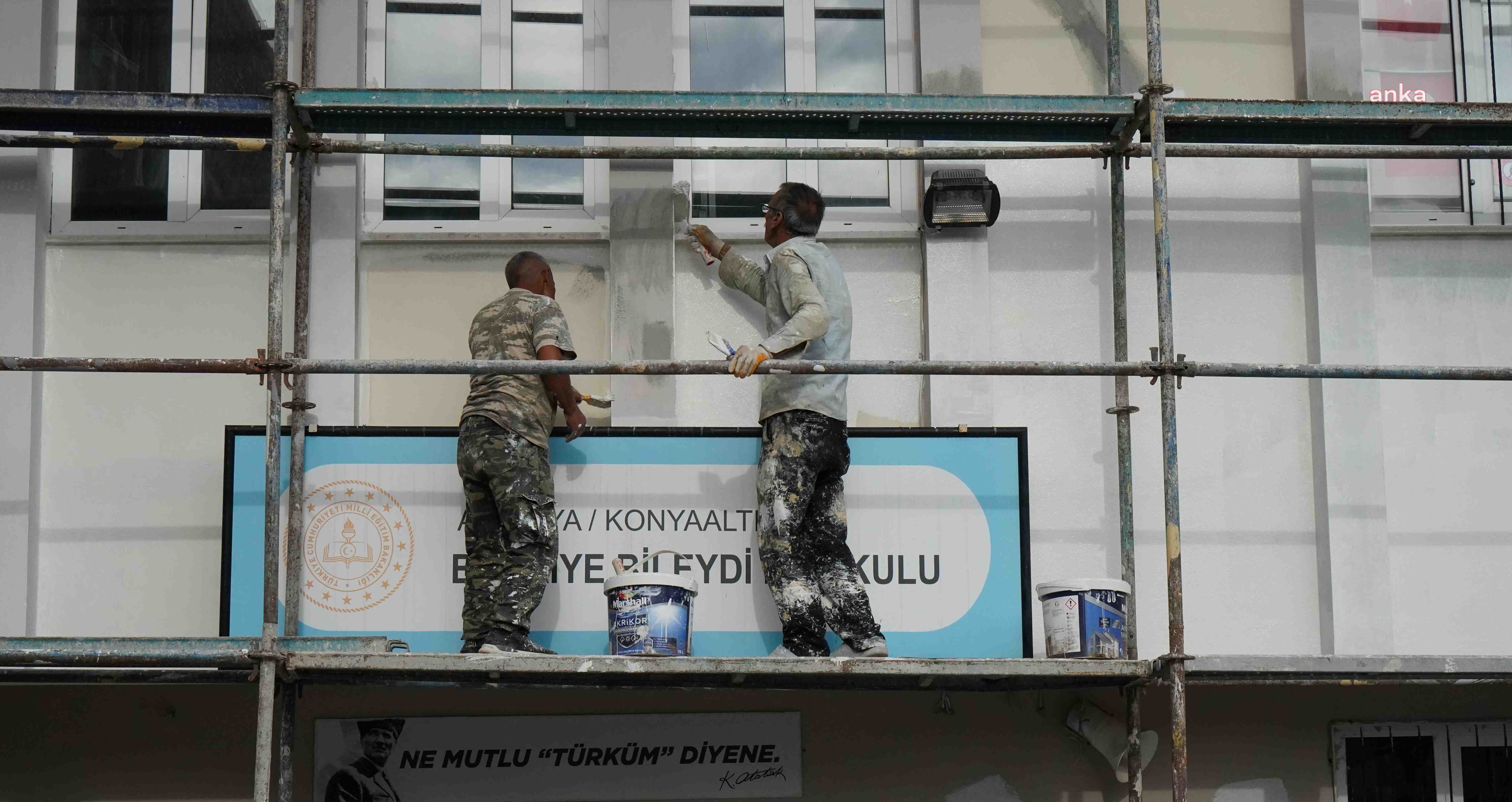 KONYAALTI’NDA OKULLAR BOYANIYOR