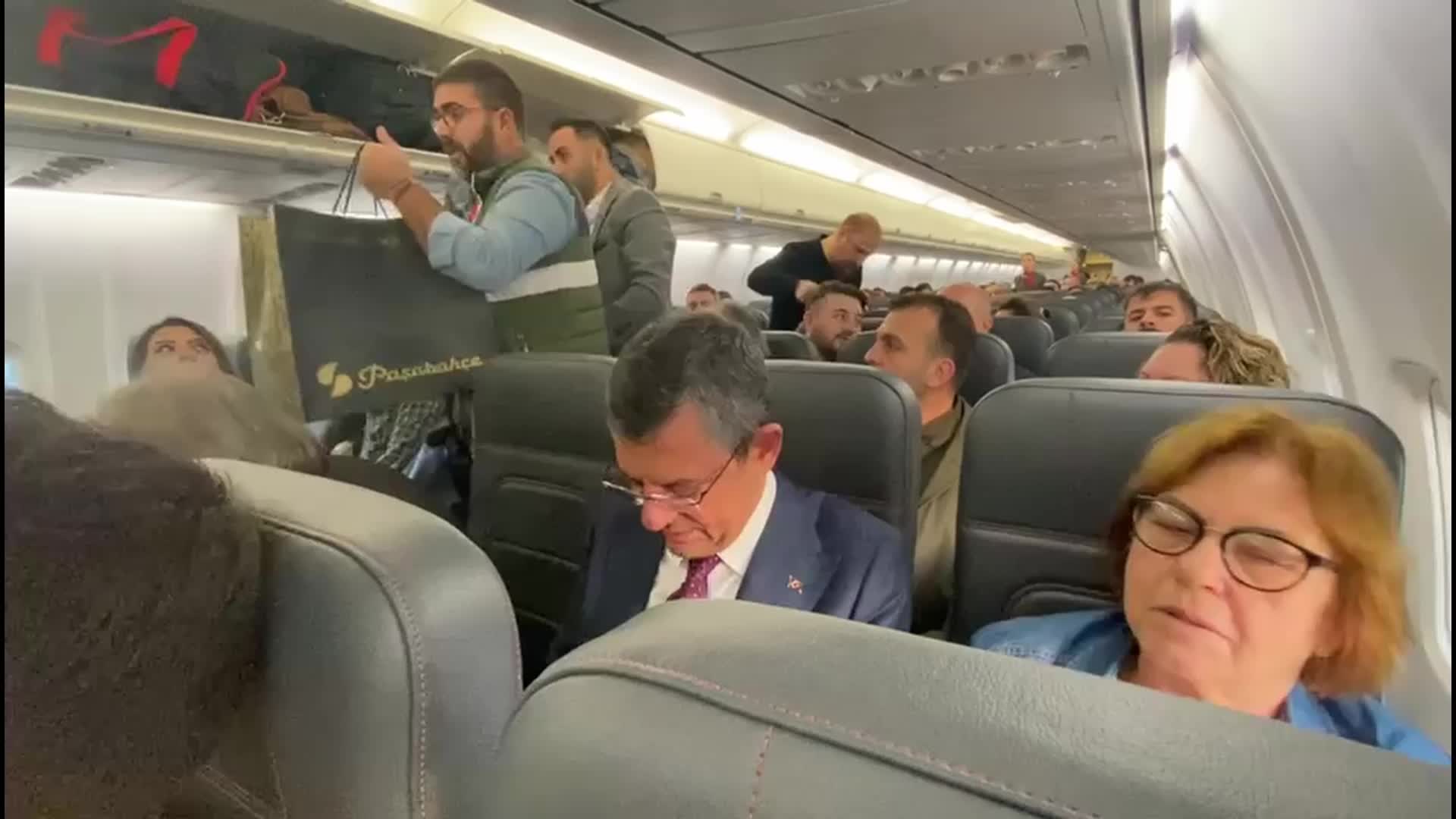 CHP GENEL BAŞKANI ÖZEL, TARİFELİ UÇAKLA ANKARA’DAN KKTC’YE GİTTİ