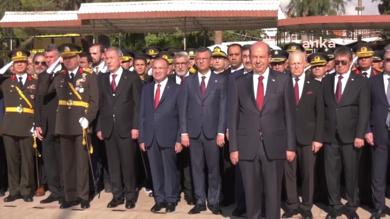 KKTC 40. YAŞINDA... LEFKOŞA'DAKİ ATATÜRK ANITI'NDA RESMİ TÖREN DÜZENLENDİ