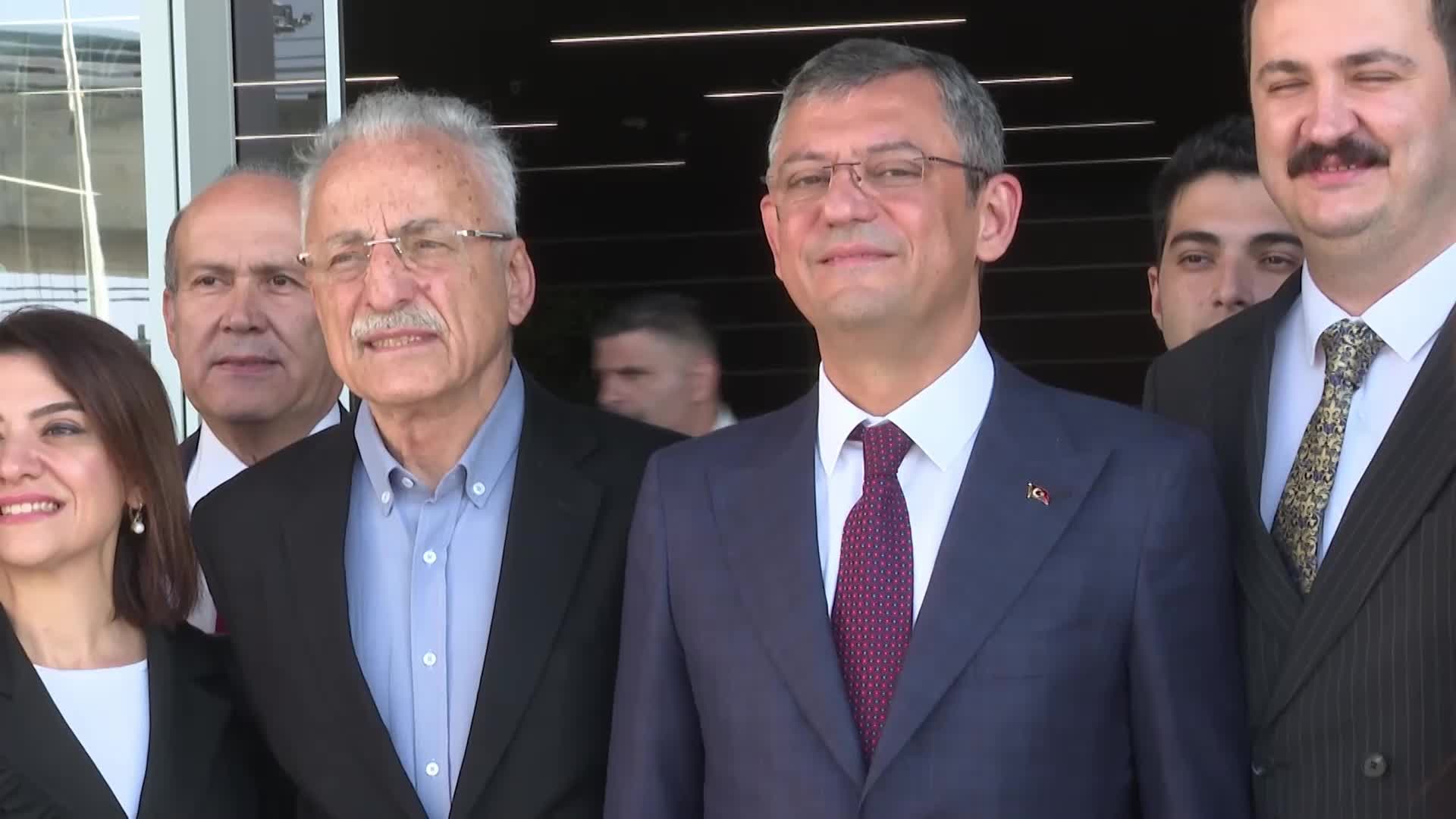 ÖZGÜR ÖZEL, KKTC’DE; CUMHURBAŞKANI ERSİN TATAR’IN CUMHURİYET BAYRAMI DOLAYISIYLA TEBRİKLERİ KABUL TÖRENİNE KATILDI