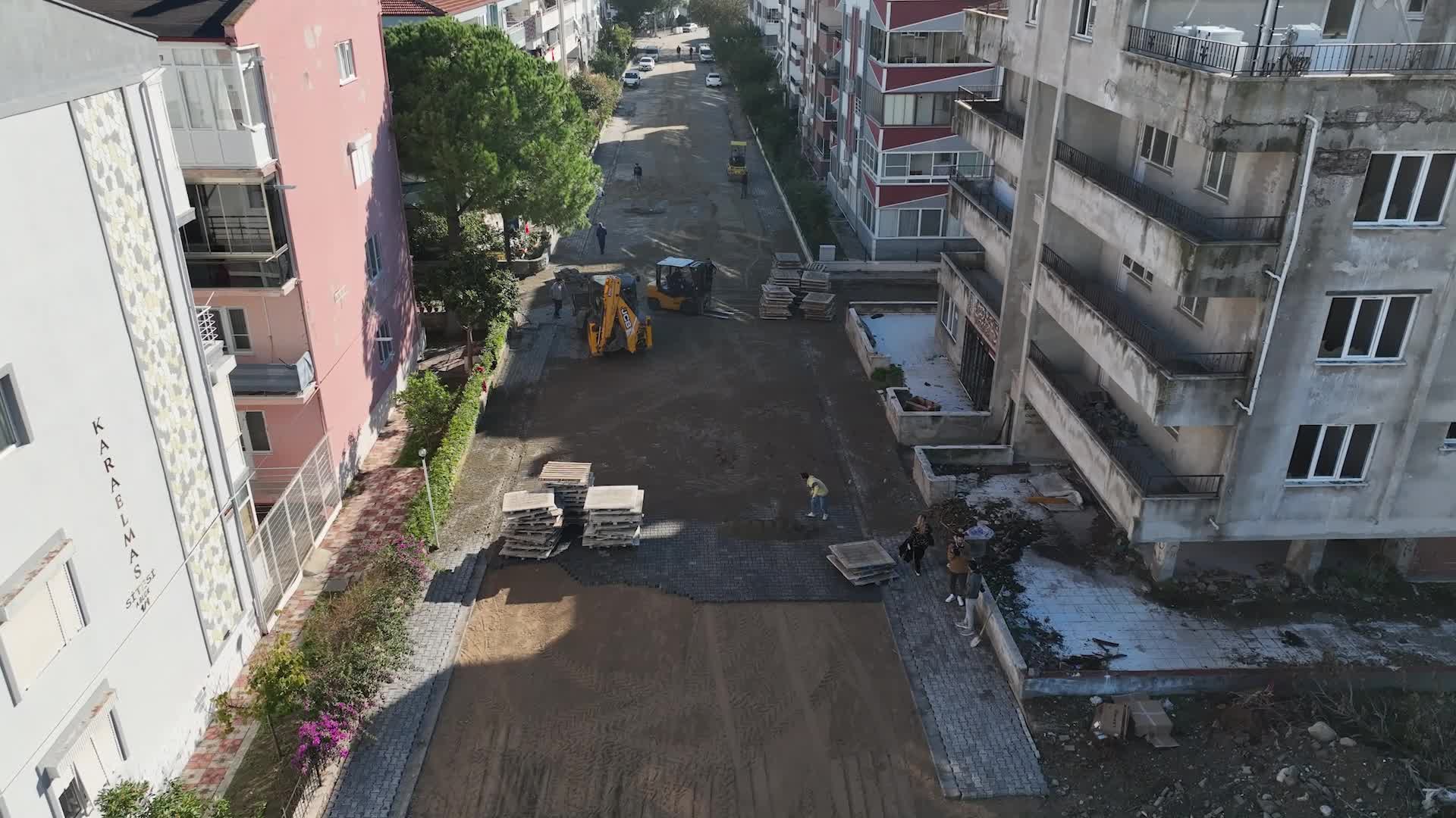 EDREMİT BELEDİYE BAŞKANI ARSLAN ÇALIŞMALARI YERİNDE TAKİP ETTİ. ÇETİN EMEÇ CADDESİ VE SOKAKLARI YENİLENİYOR