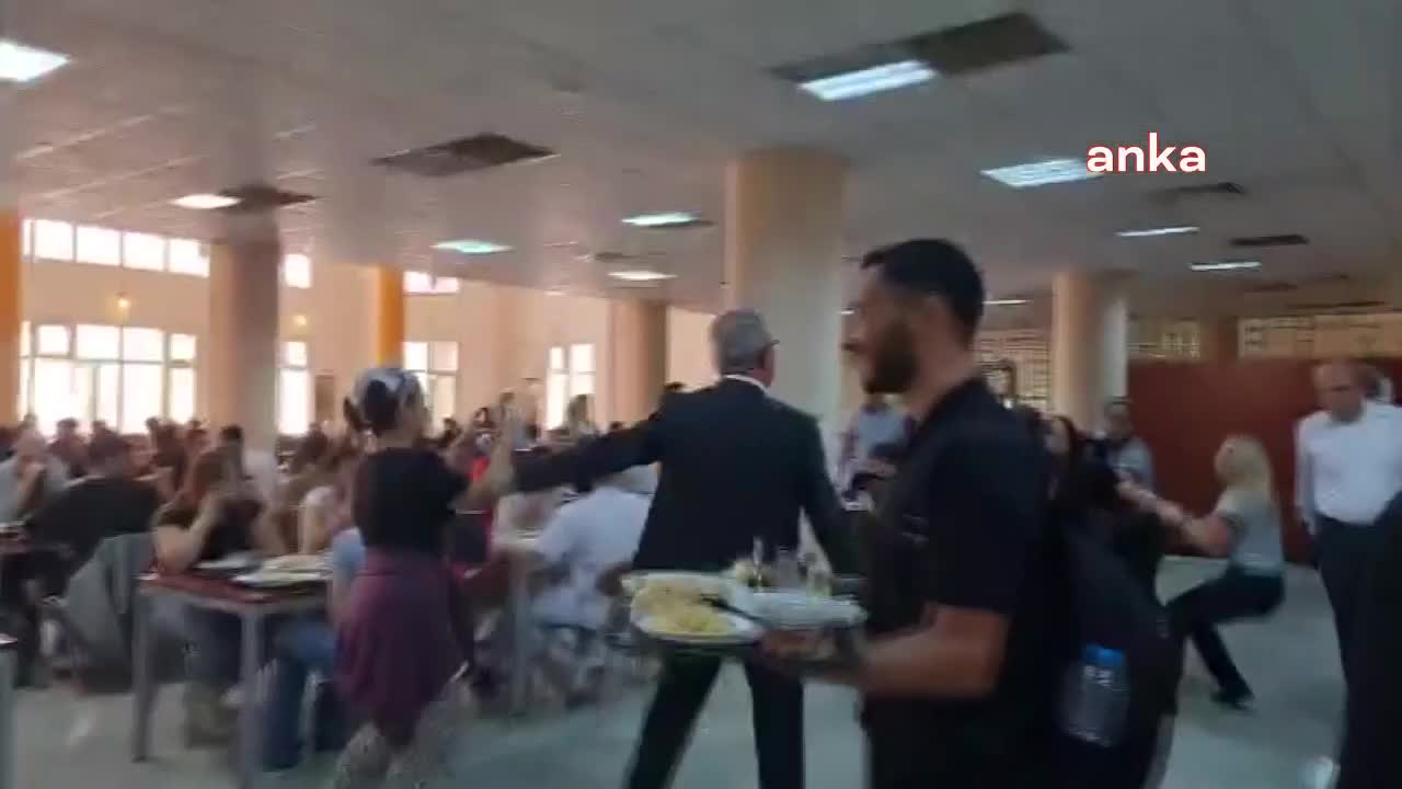 DOKUZ EYLÜL ÜNİVERSİTESİ REKTÖRLÜĞÜ, YEMEKHANE ZAMMINI PROTESTO EDEN ÖĞRENCİLER HAKKINDA DİSİPLİN SORUŞTURMASI BAŞLATTI